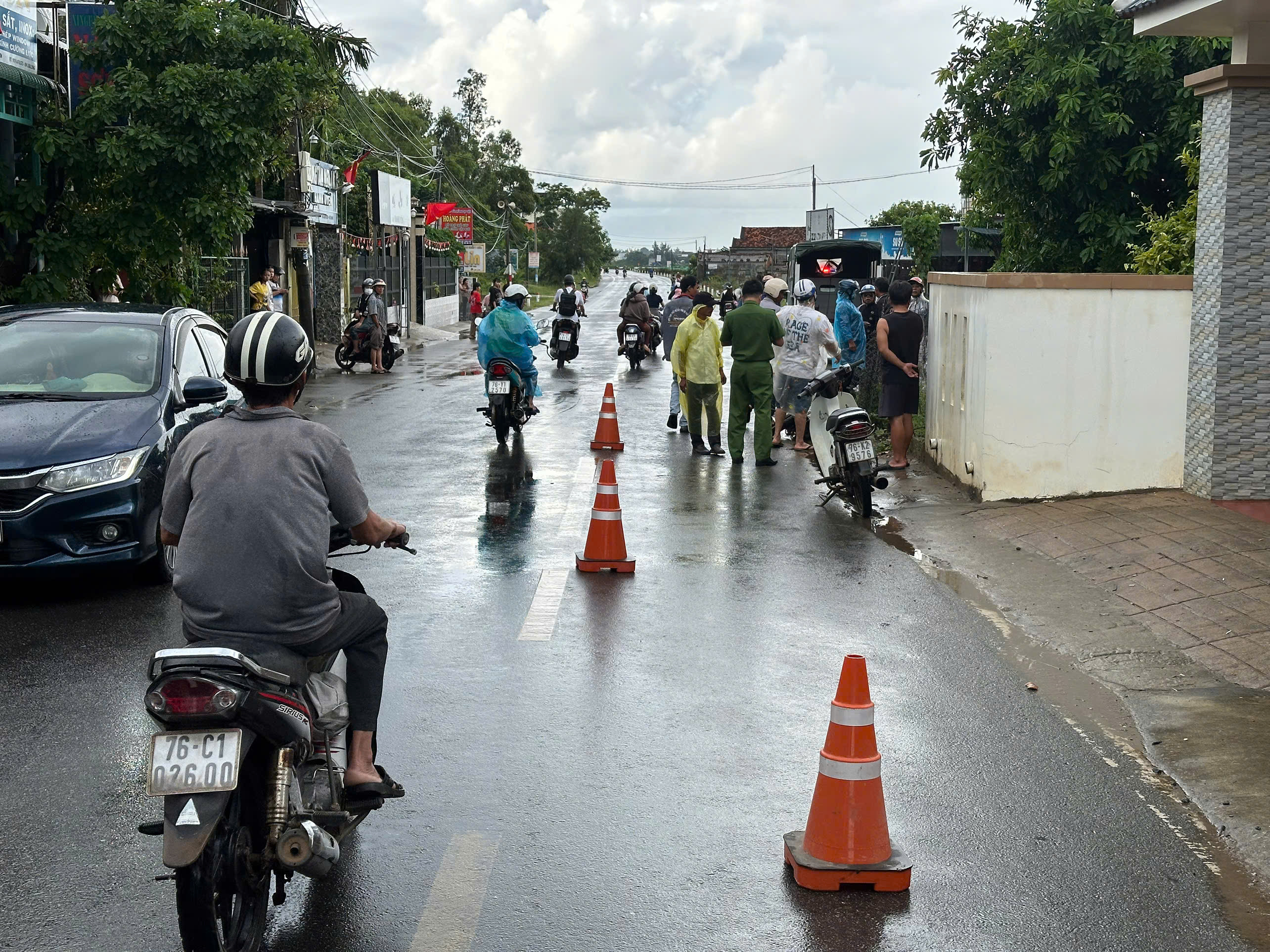 Xe mô tô lao vào trụ bờ rào lưới B40, 3 học sinh lớp 11 thương vong