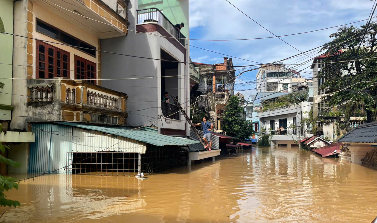 Lũ lịch sử 60 năm ở Thái Nguyên, dân bắc thang lên tầng 2 chạy lụt