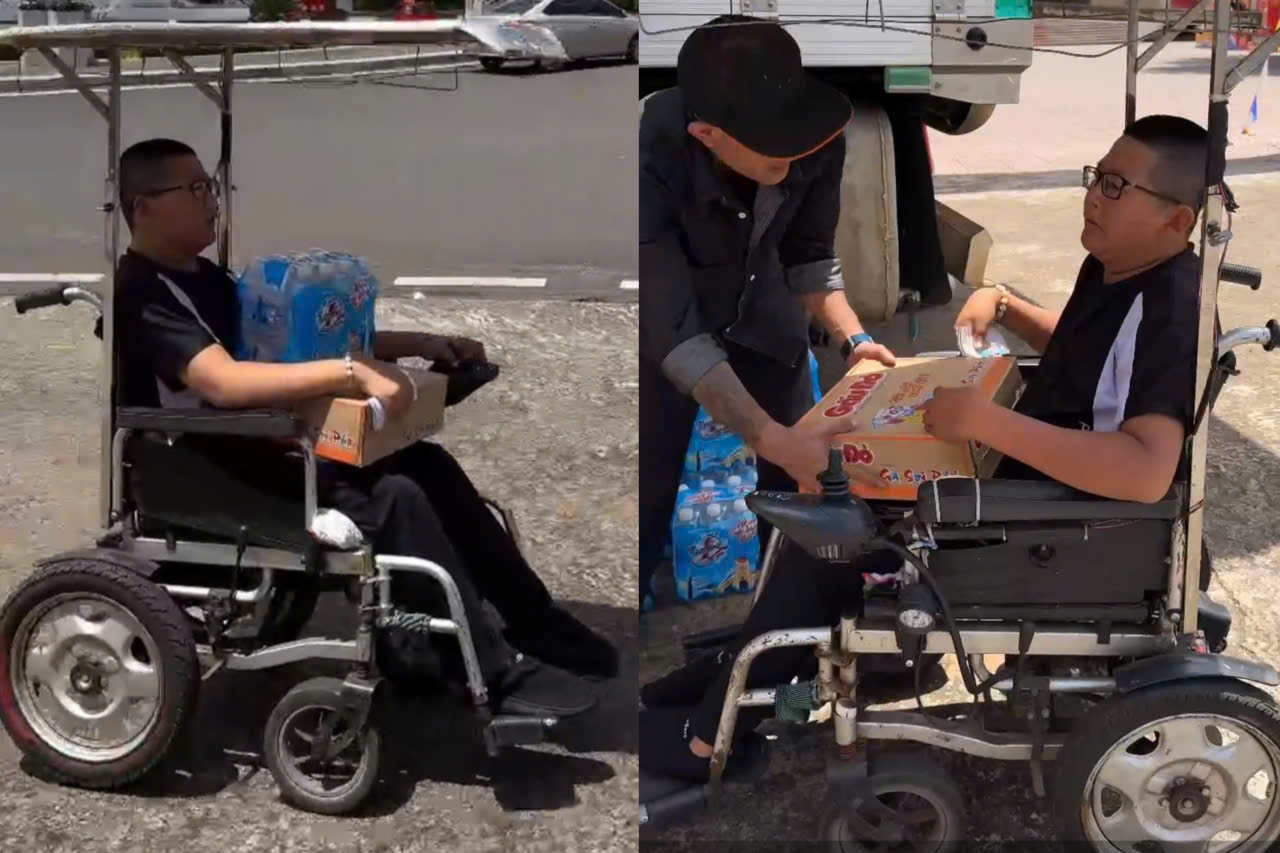 Cậu bé khuyết tật bán vé số ở Đắk Lắk ôm thùng mì tôm gửi về người dân vùng lũ