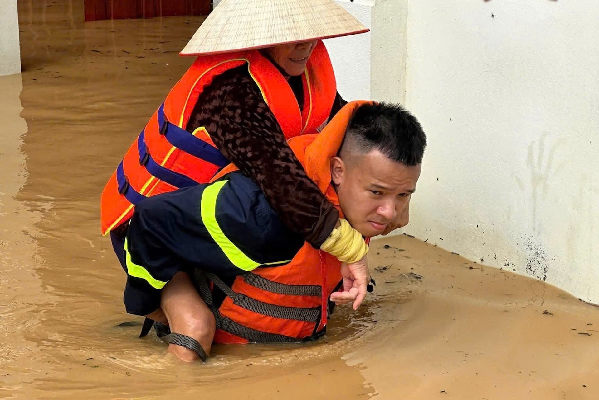 9 cán bộ, chiến sĩ Công an Thái Nguyên bị thương khi giúp đỡ Nhân dân chống lũ