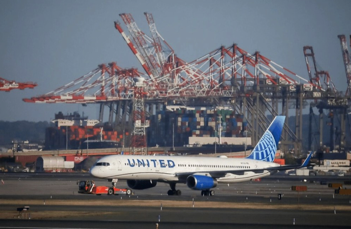 Chính phủ Mỹ đóng cửa: Nhân viên không lưu nghỉ việc, hoãn hàng nghìn chuyến bay 