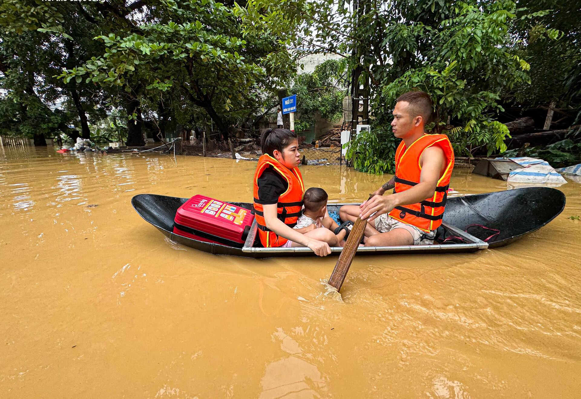 Tin lũ đặc biệt lớn trên sông Cầu, sông Thương, cảnh báo sạt lở ở 5 tỉnh miền Bắc