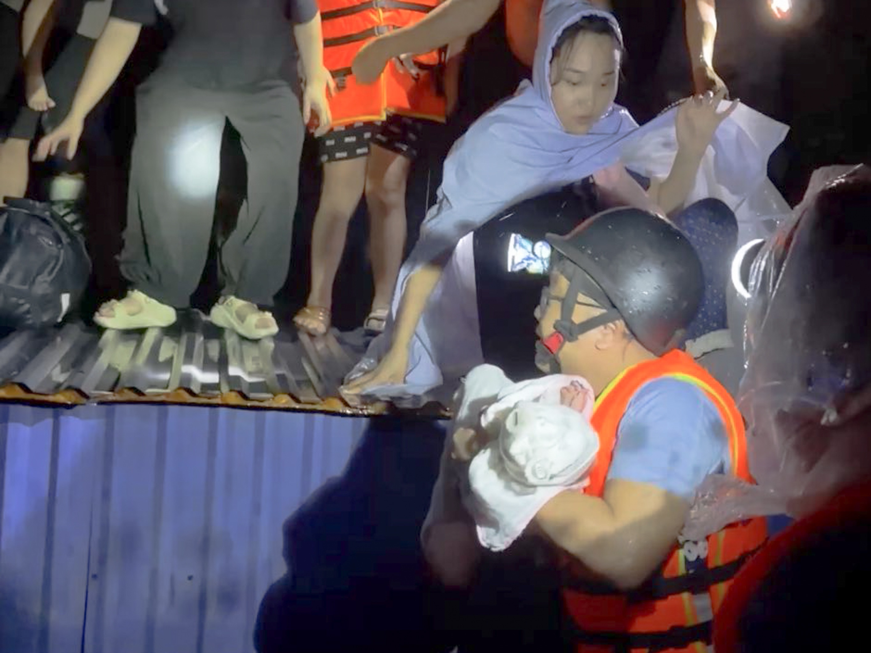 Cứu hộ liều mình cứu bé 2 tháng tuổi trong dòng nước lũ cuồn cuộn ở Thái Nguyên