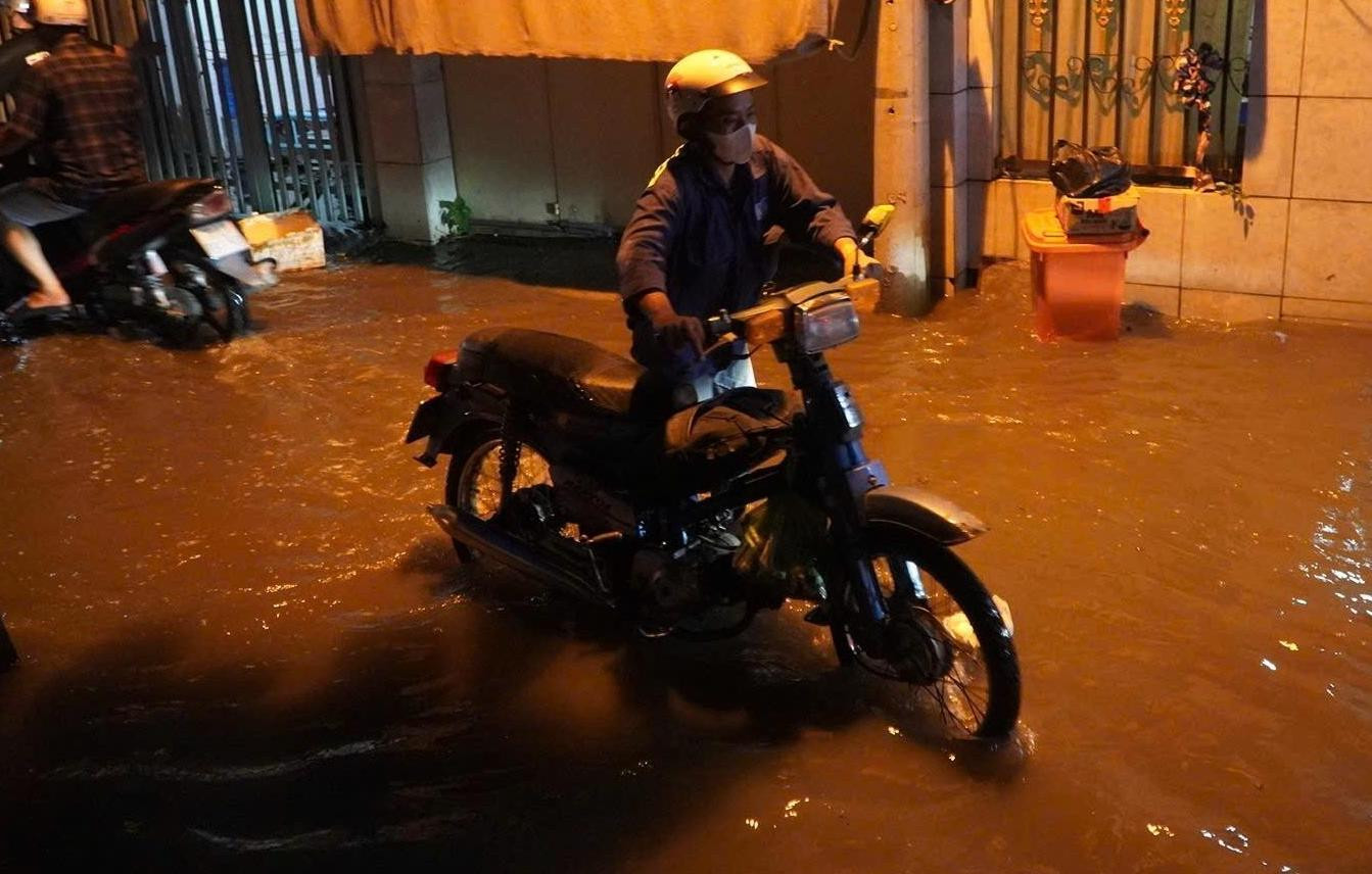 Triều cường đạt đỉnh giờ tan tầm, người dân TP.HCM lội nước về nhà