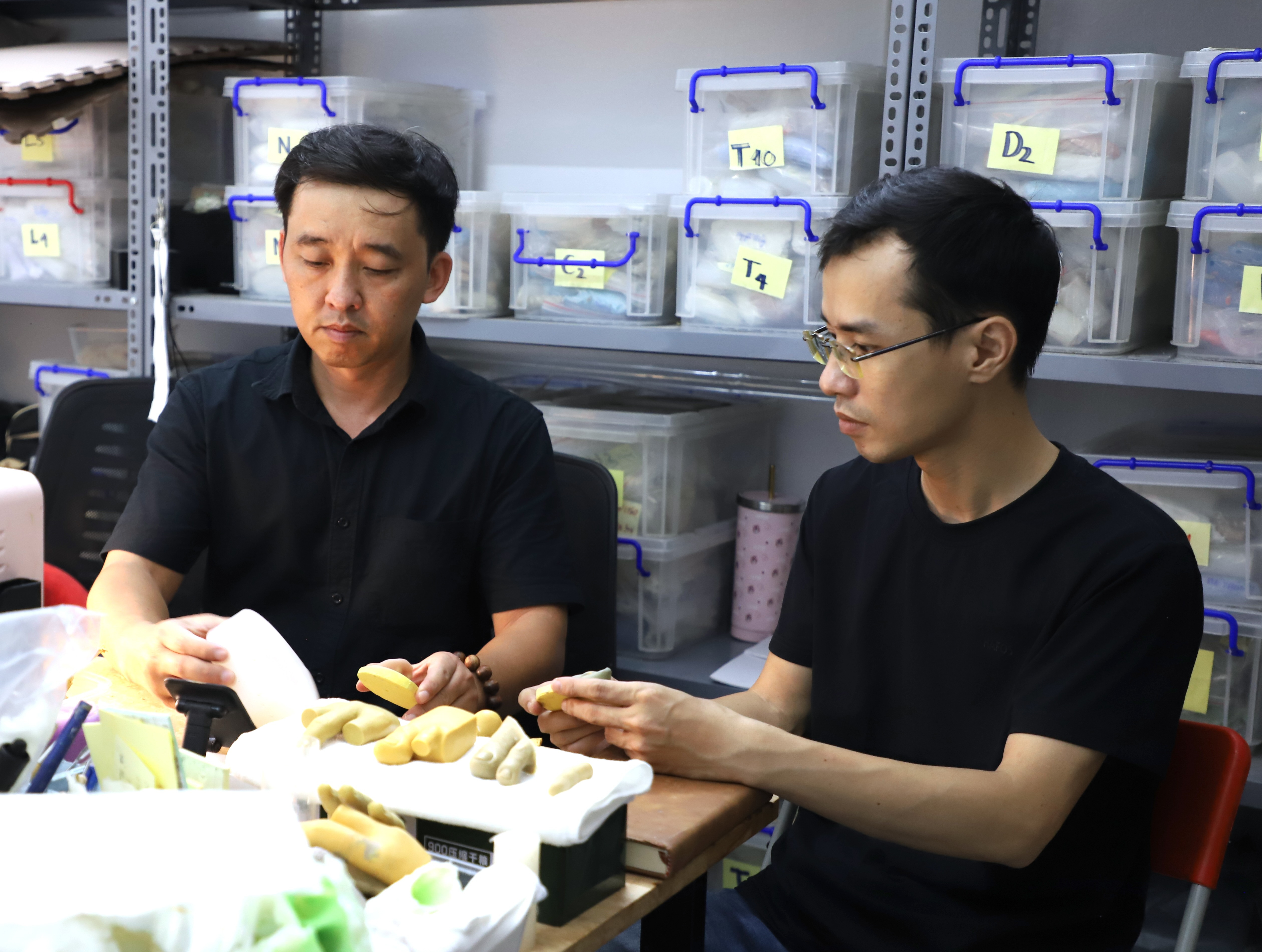 Người thợ Hà Nội nắn hình hài từ silicon, mang phép màu cho người khiếm khuyết