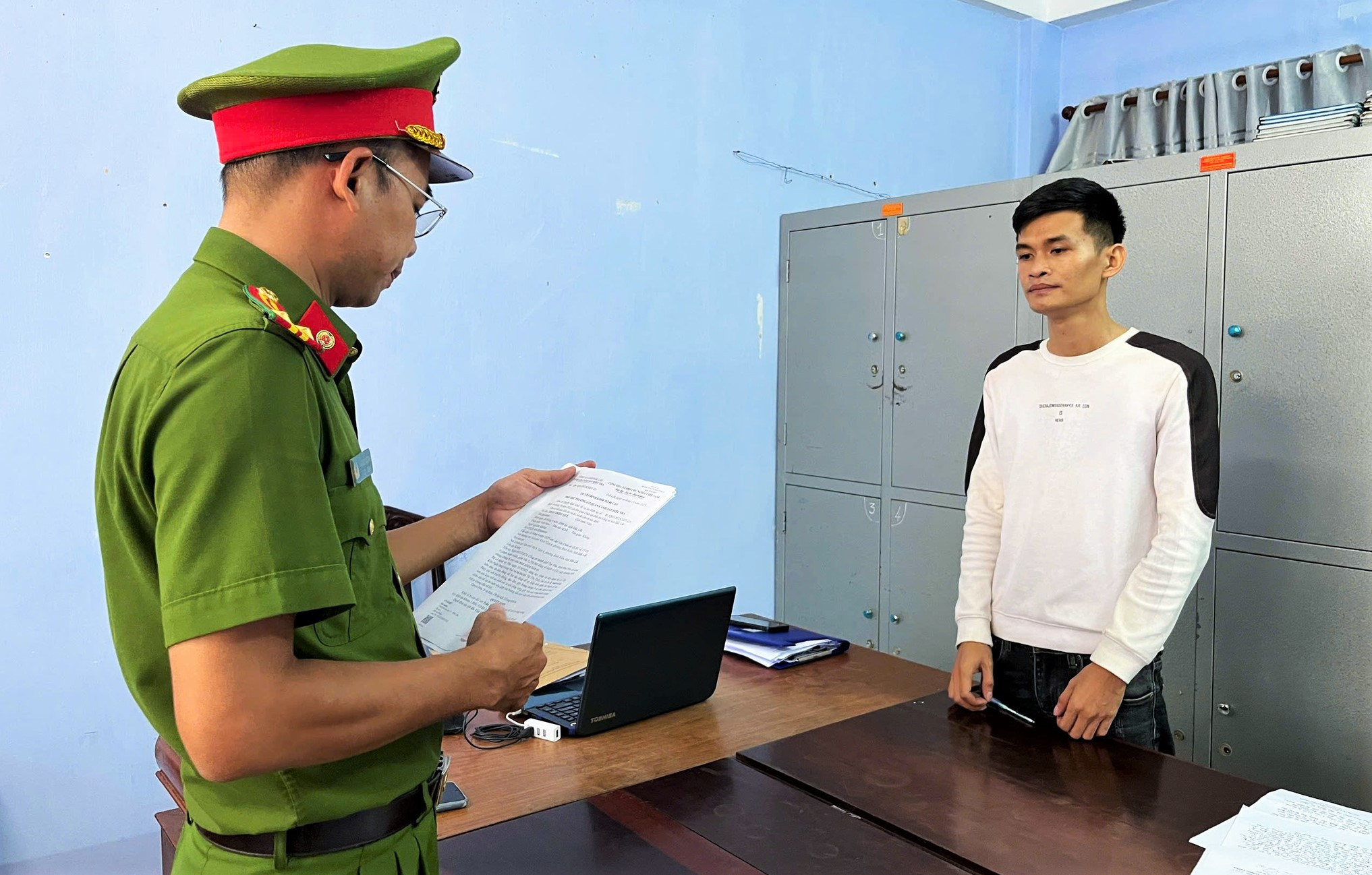 Khởi tố thanh niên vừa đánh thai phụ vừa hỏi ‘biết tao là ai không’