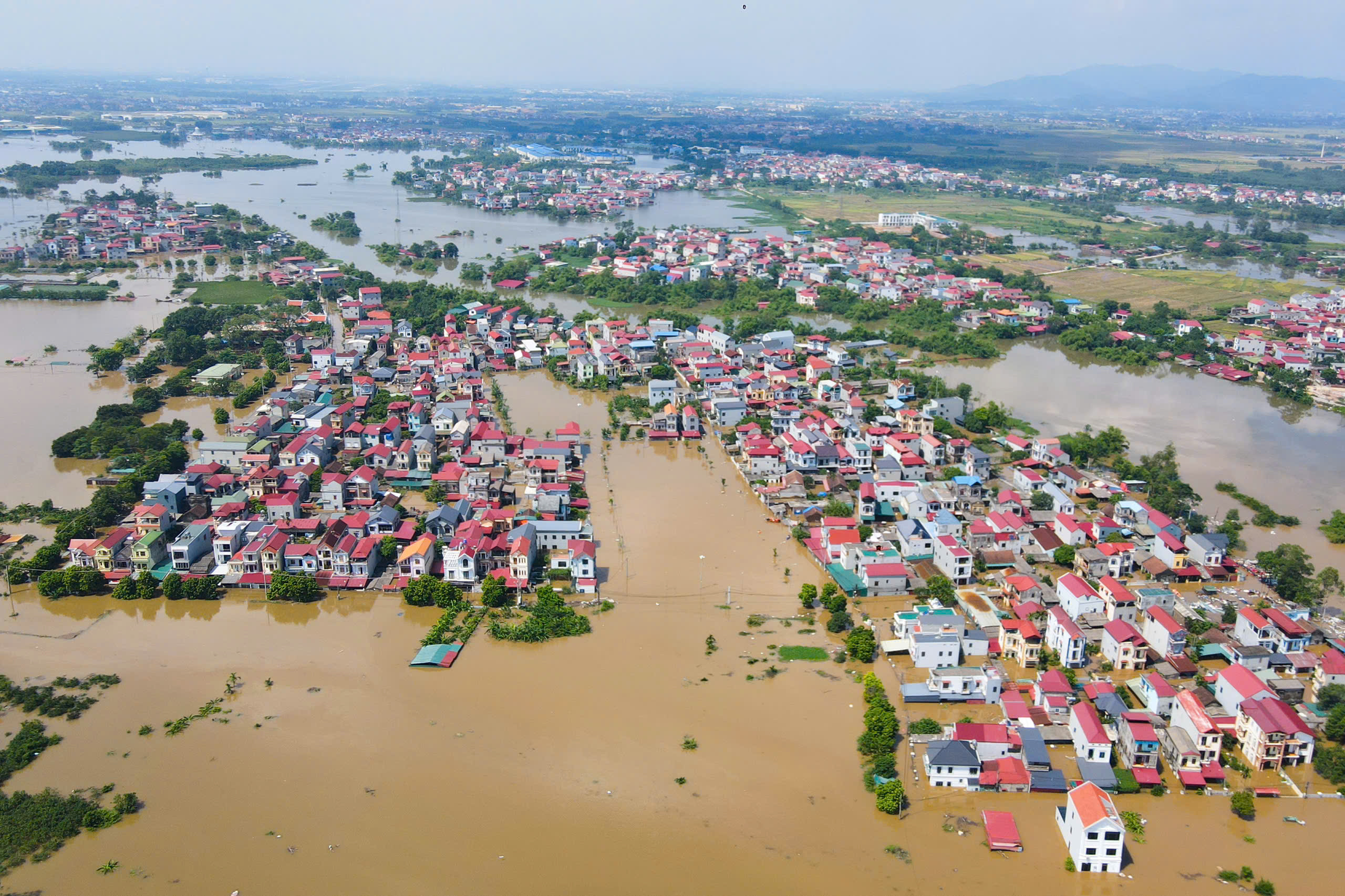 Nước chưa rút, ngoại thành Hà Nội tiếp tục chìm trong biển nước 2–4 ngày tới
