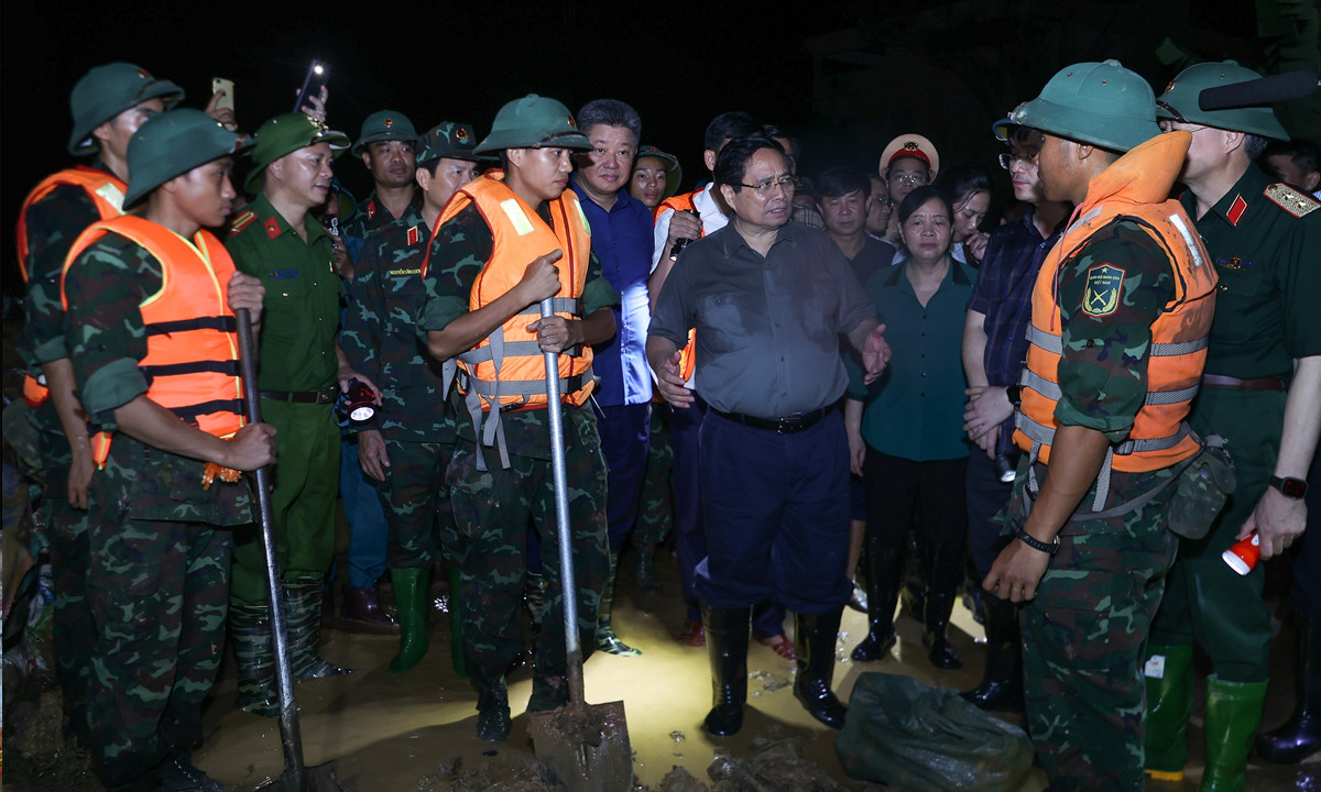 Thủ tướng thị sát vùng ngập Hà Nội, yêu cầu 2 sư đoàn ứng trực sơ tán dân