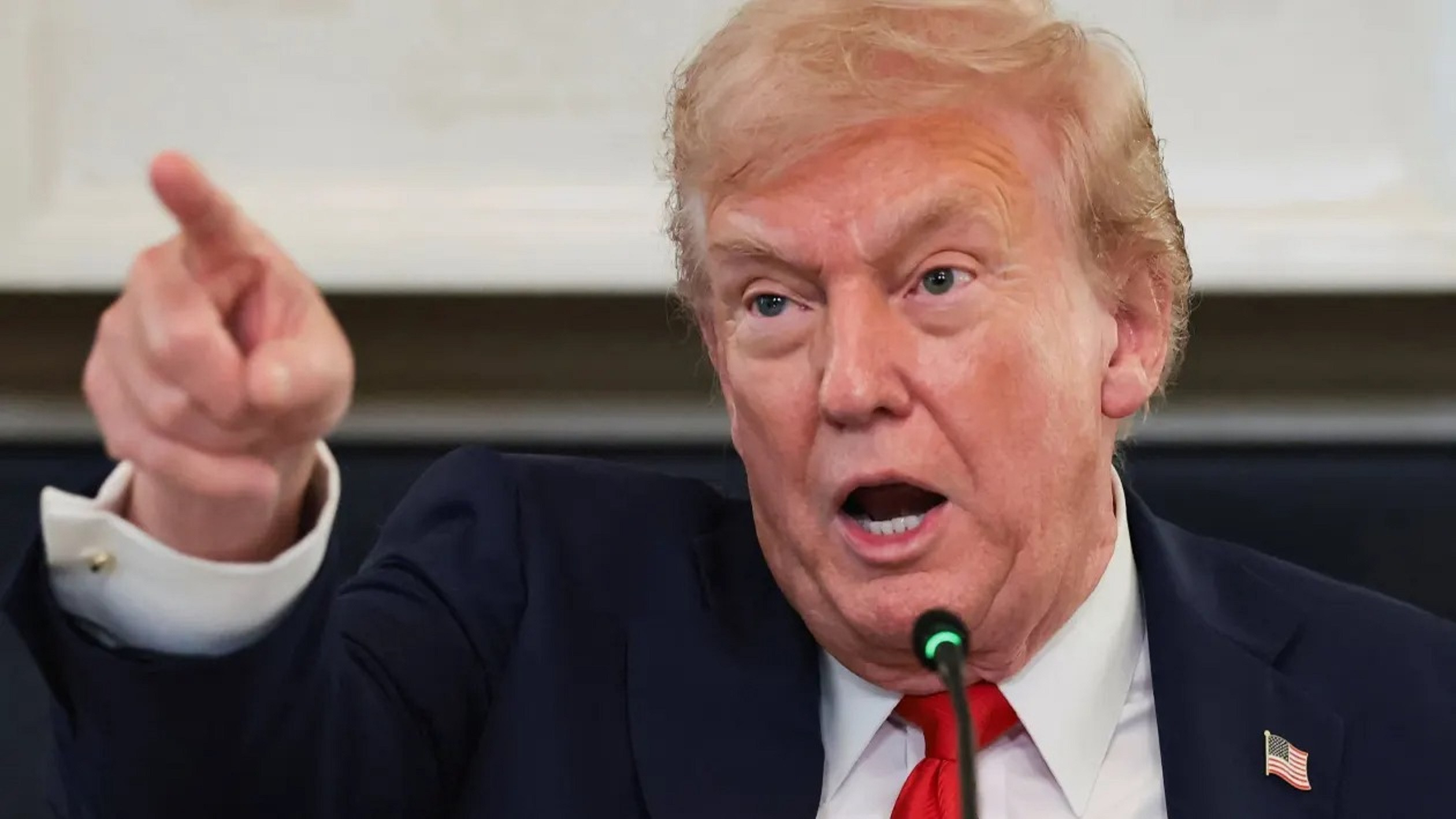 Ông Trump tuyên bố áp thêm thuế 100% với Trung Quốc