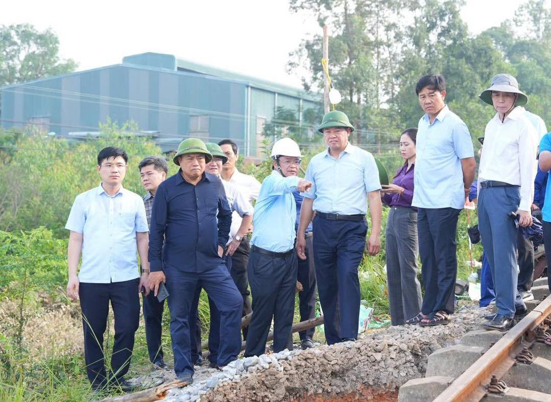 Chủ tịch Hà Nội đến vùng ngập lụt, yêu cầu triển khai ngay các dự án cấp bách