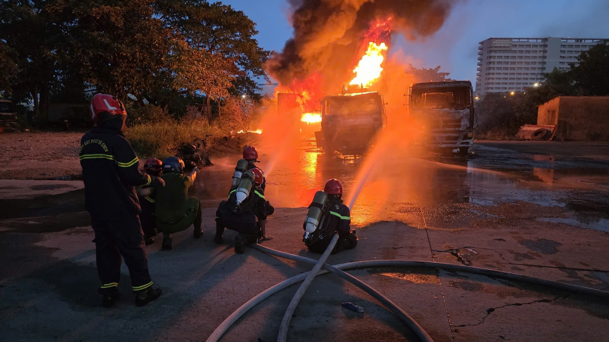 2 xe bồn chở xăng dầu bốc cháy ngùn ngụt ở Đà Nẵng