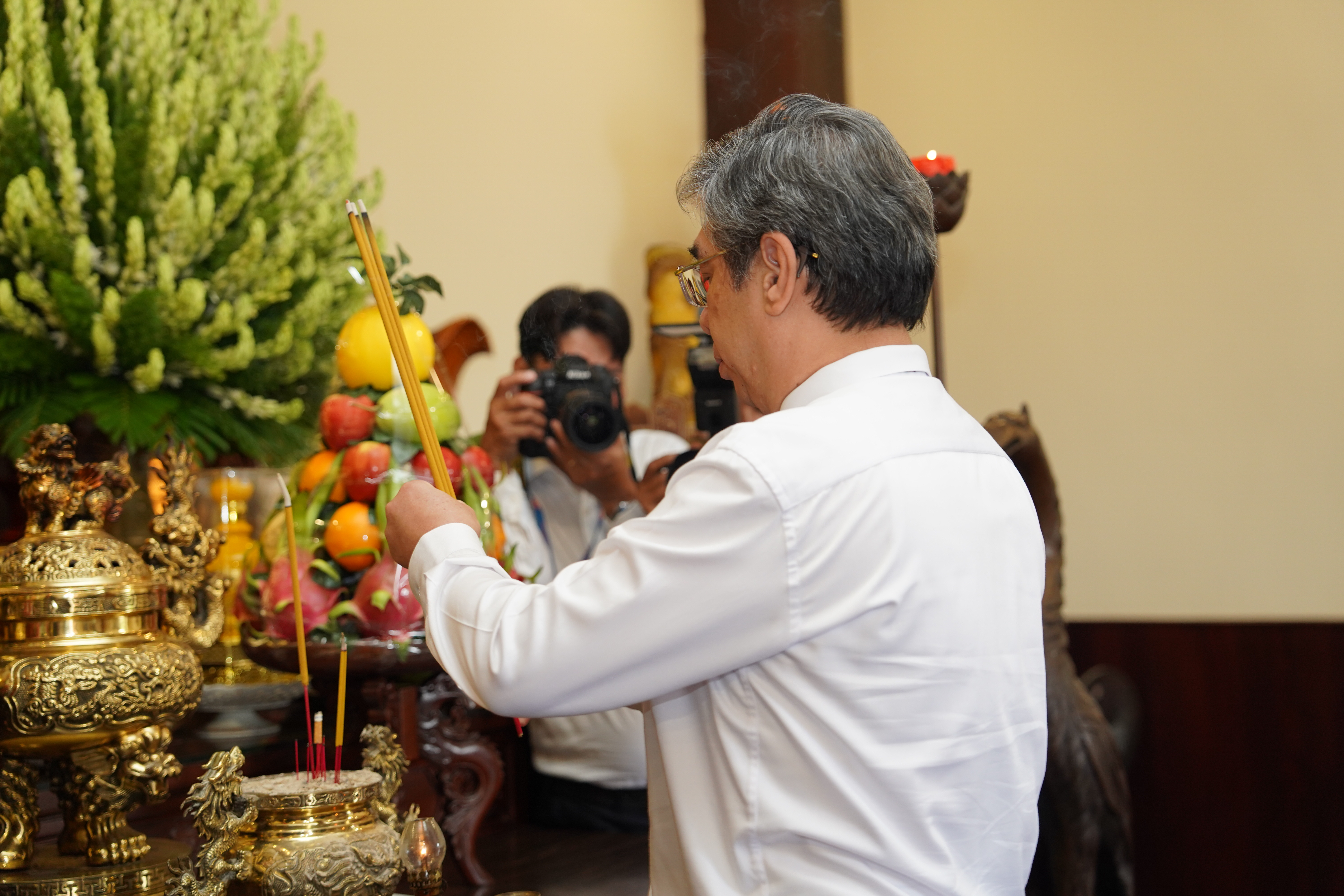 Đoàn đại biểu TP.HCM dâng hương tại Bảo tàng Hồ Chí Minh trước thềm Đại hội Đảng