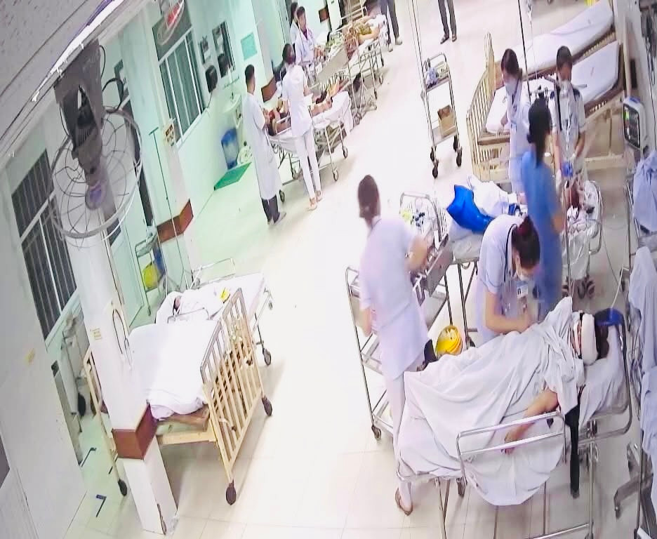 Kích hoạt báo động đỏ toàn bệnh viện, cứu 7 người trong 2 gia đình bị tai nạn
