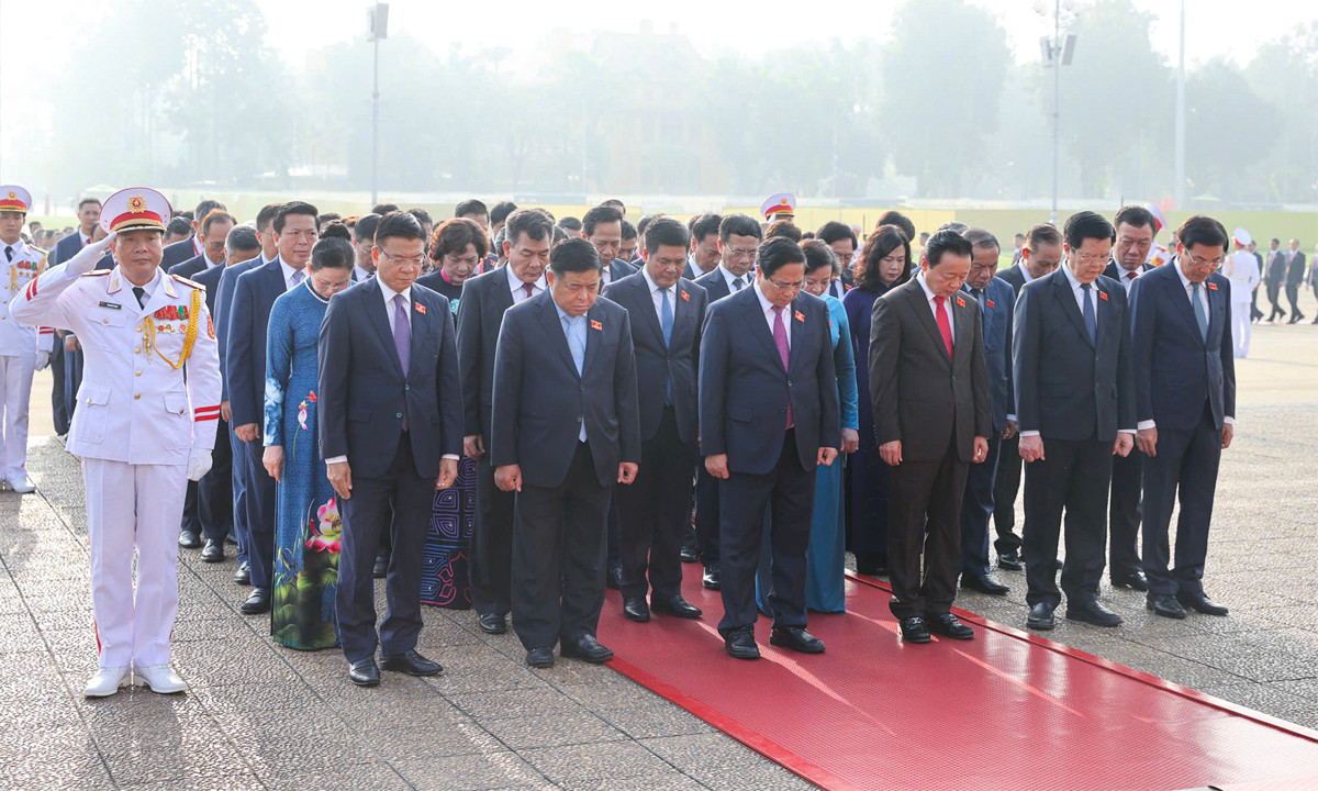 Đoàn đại biểu dự Đại hội Đảng bộ Chính phủ vào Lăng viếng Chủ tịch Hồ Chí Minh