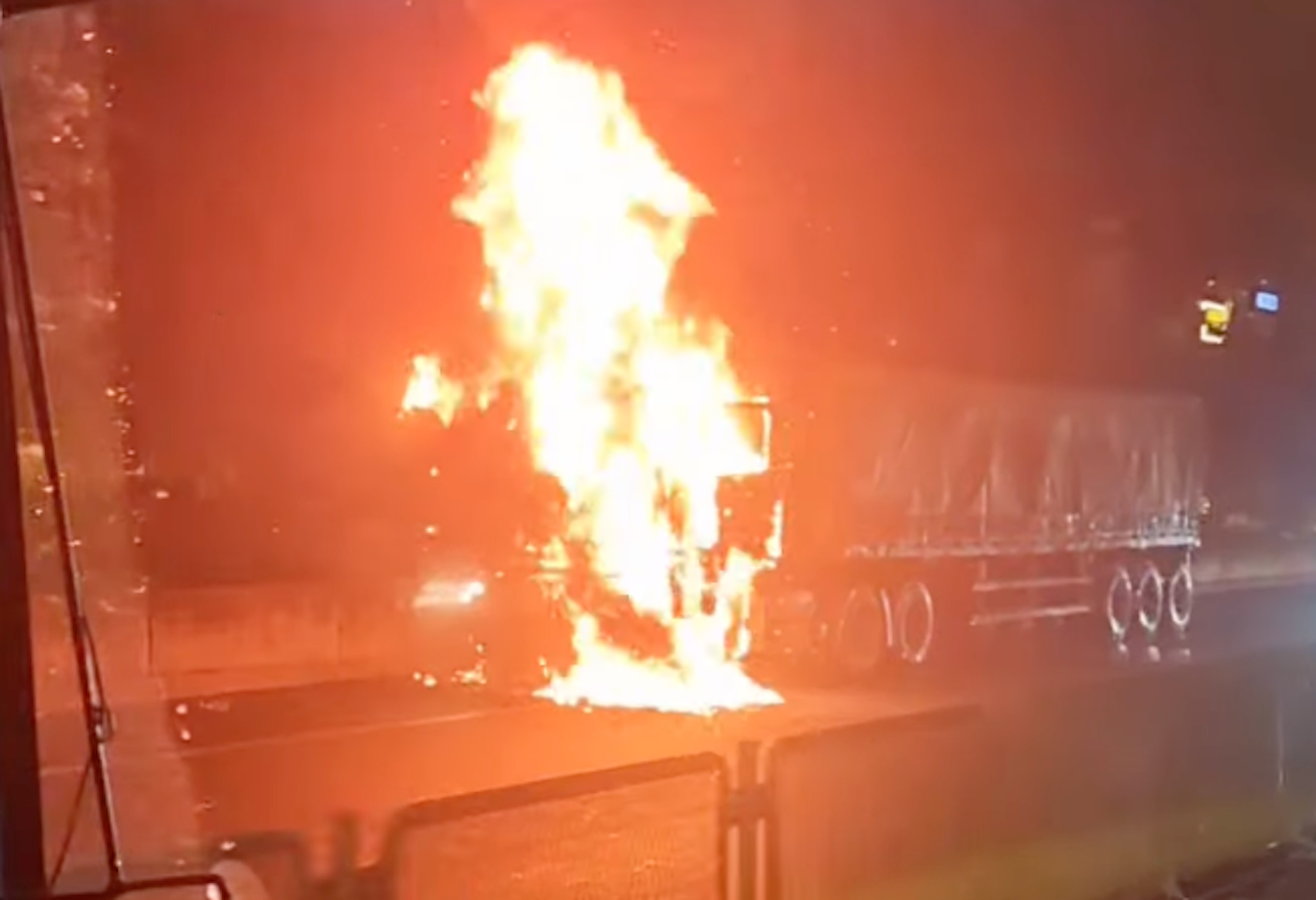 Xe đầu kéo bốc cháy ngùn ngụt trên đường Vành đai 3 trên cao