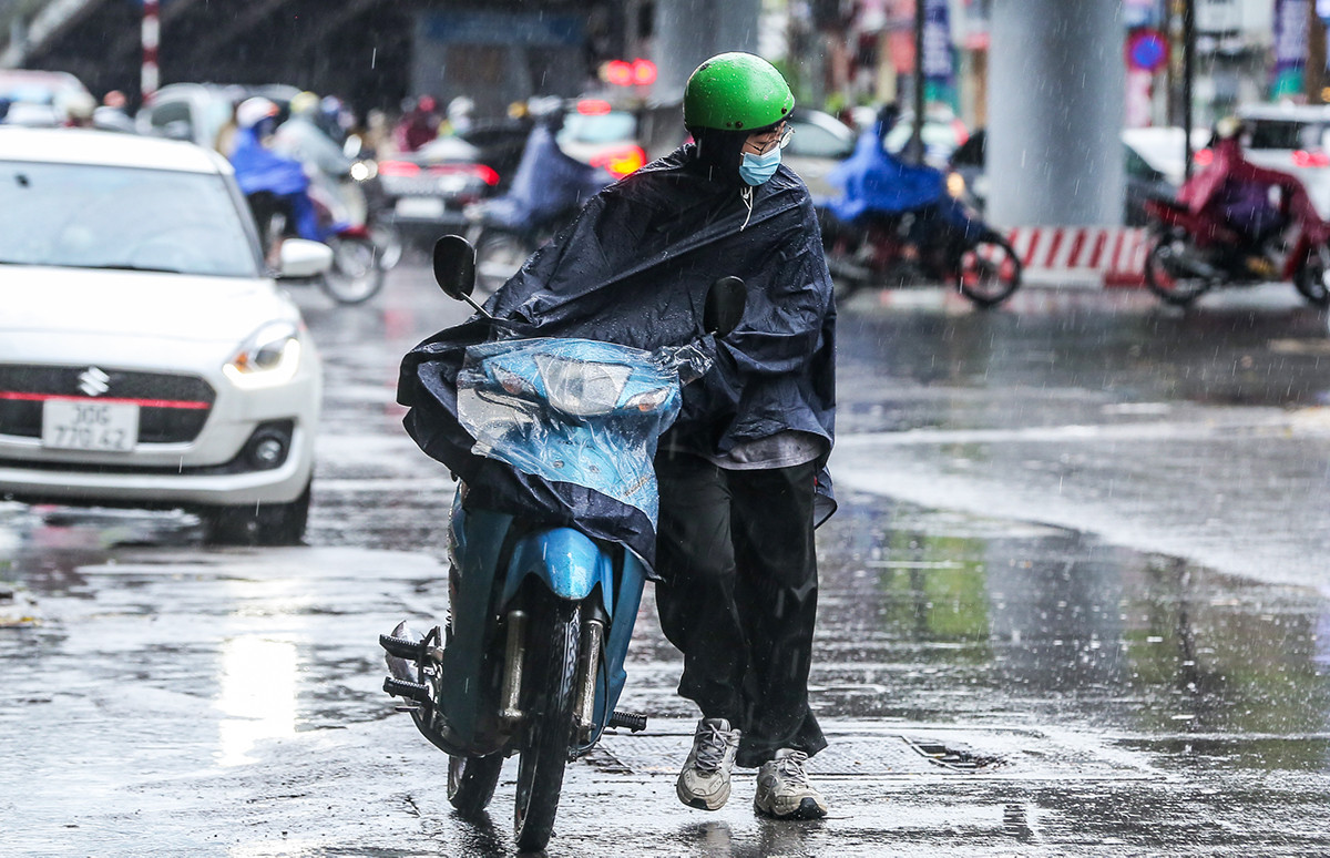 Dự báo thời tiết ngày 14/10: Từ Bắc vào Nam hứng mưa dông, đề phòng lốc sét