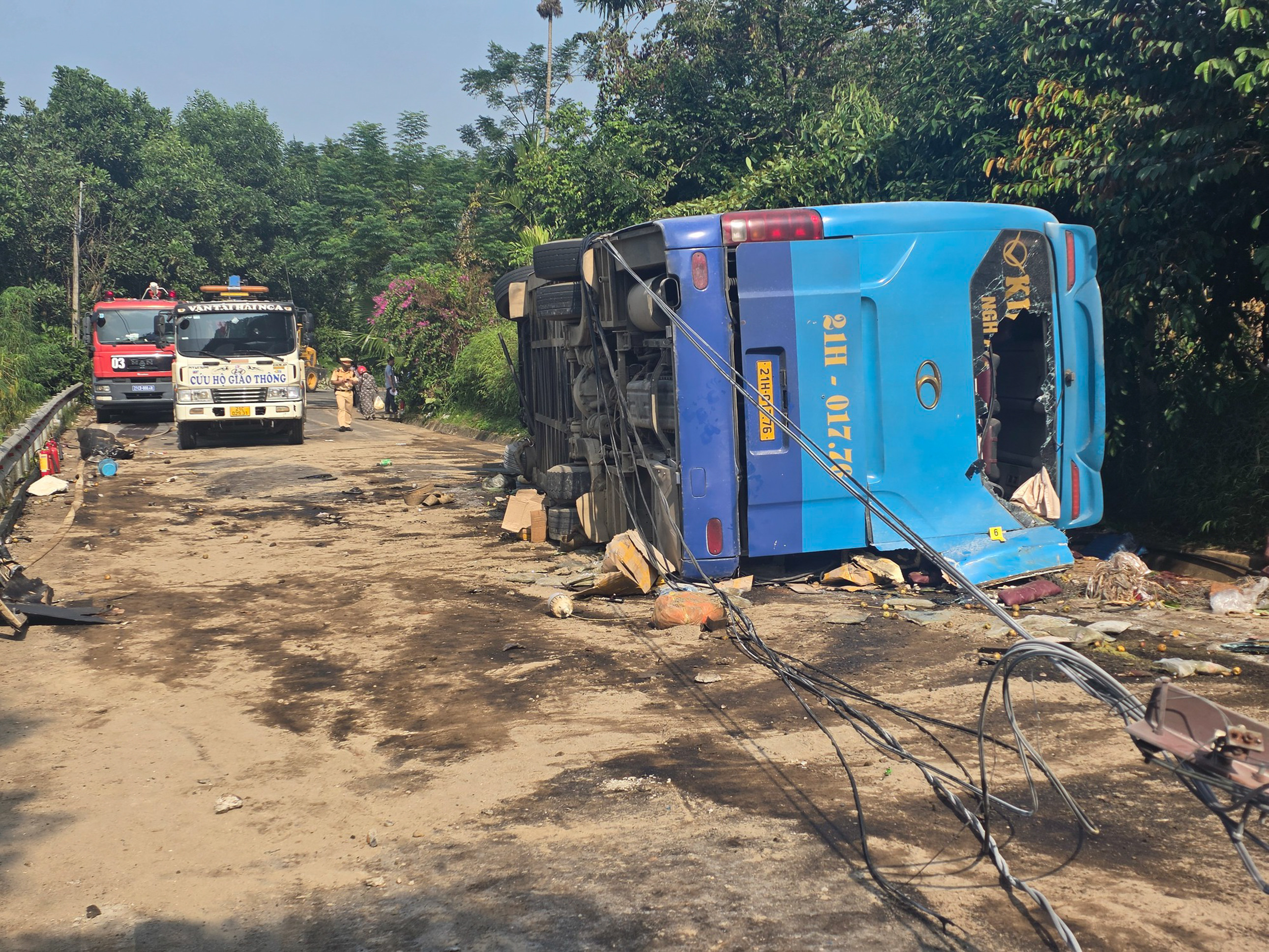 Xe khách lao vào taluy ở Lào Cai, 3 người tử vong