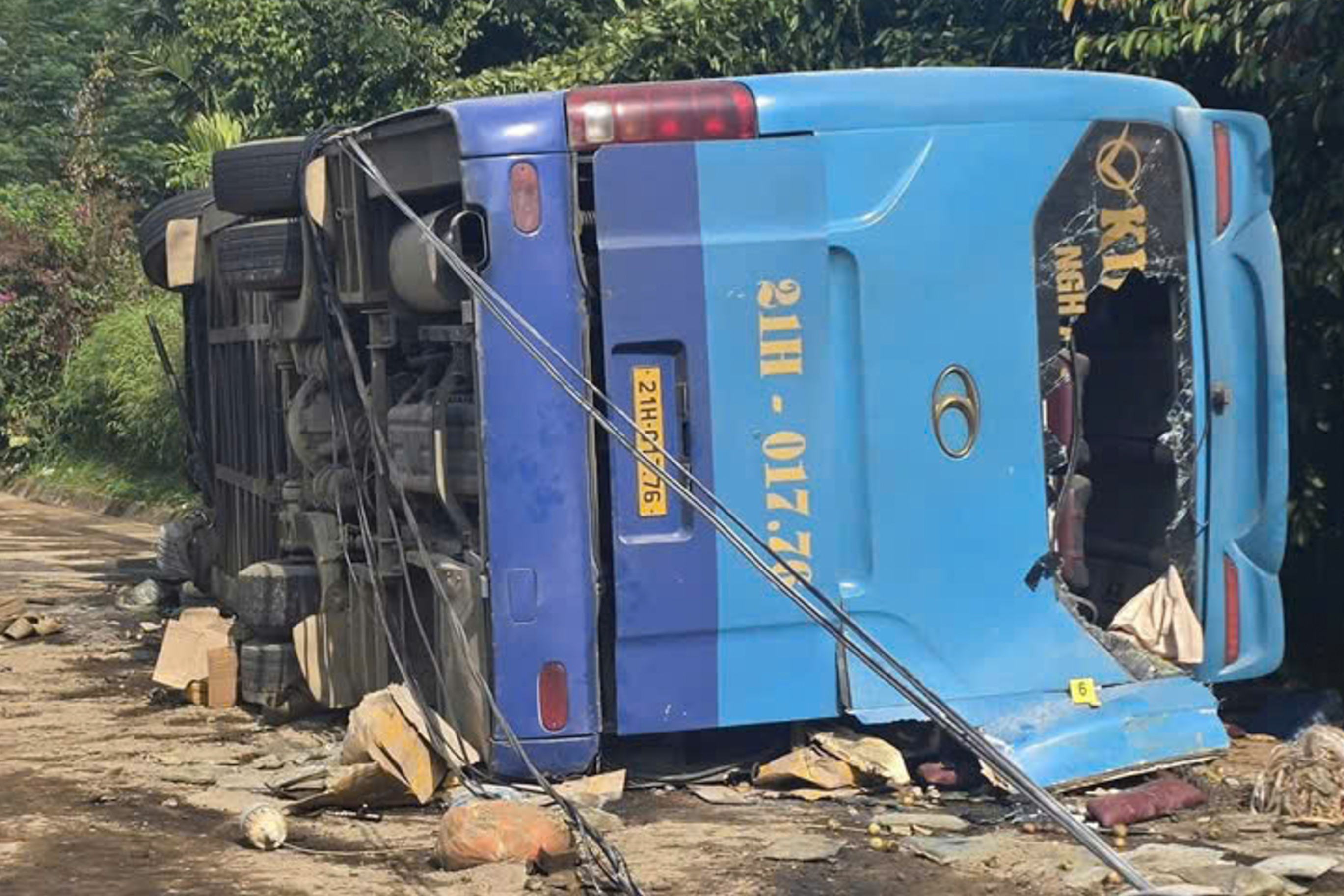 Hiện trường vụ lật xe khách ở Lào Cai khiến 3 người chết, nhiều người bị thương