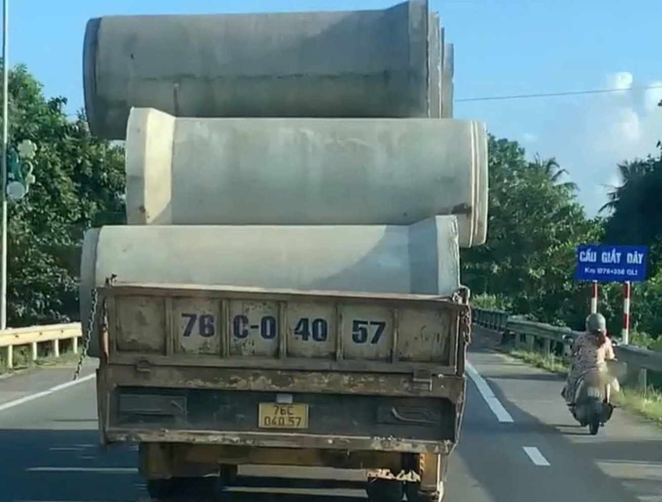 Thót tim xe tải chở cống bi chất cao như 'núi', không chằng buộc ở Quảng Ngãi