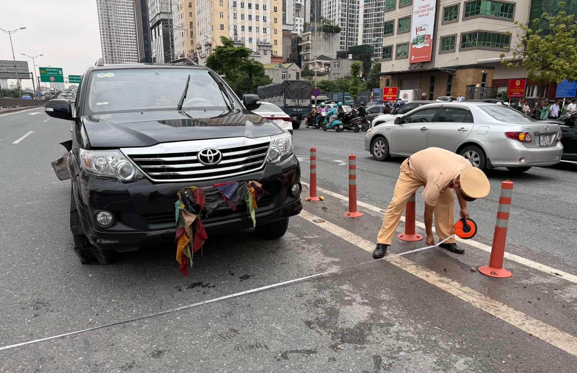 Hà Nội: Tài xế say xỉn lái ô tô nổ lốp đi ngược chiều ở Vành đai 3 trên cao