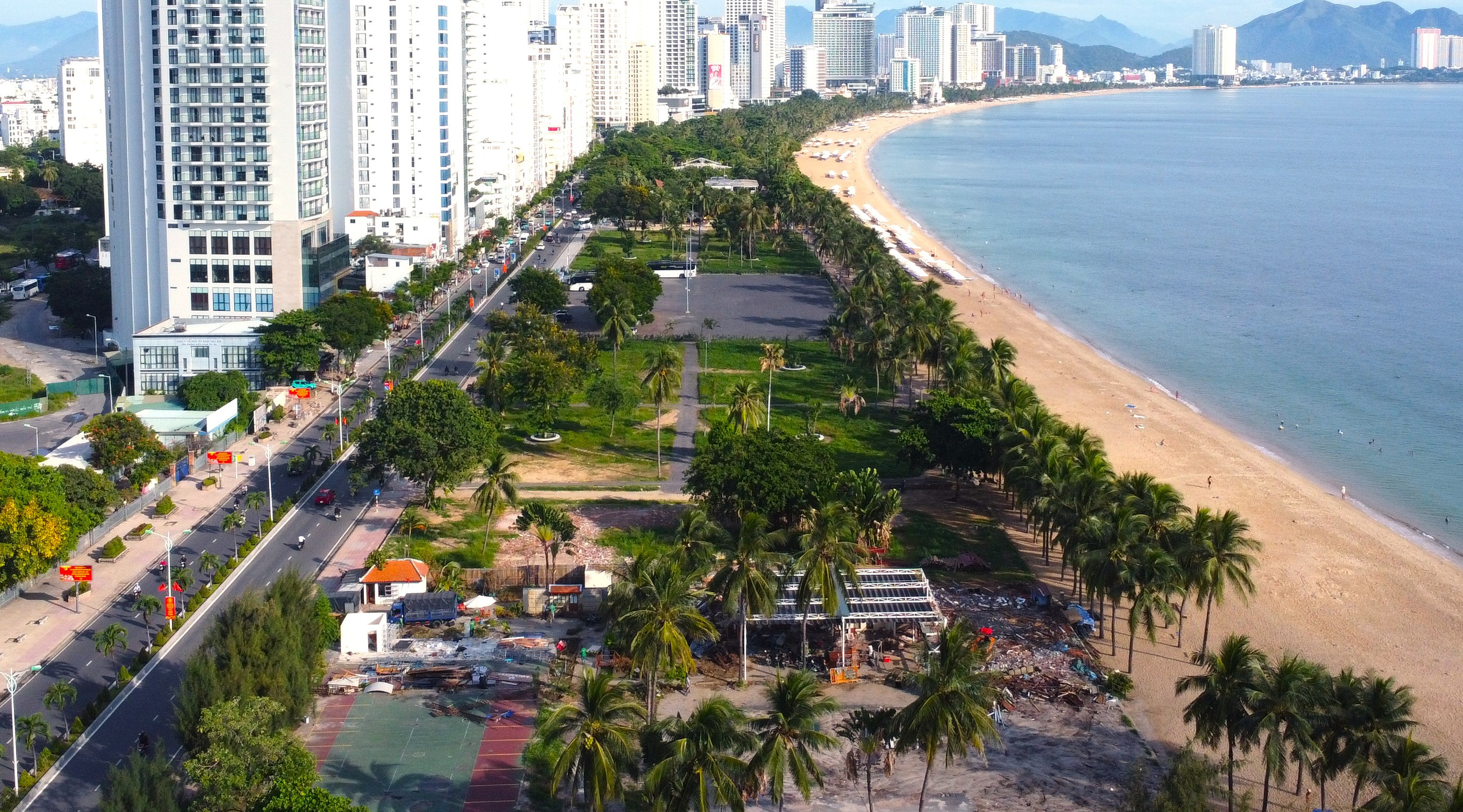 Dỡ công trình chắn biển cuối cùng ở Nha Trang