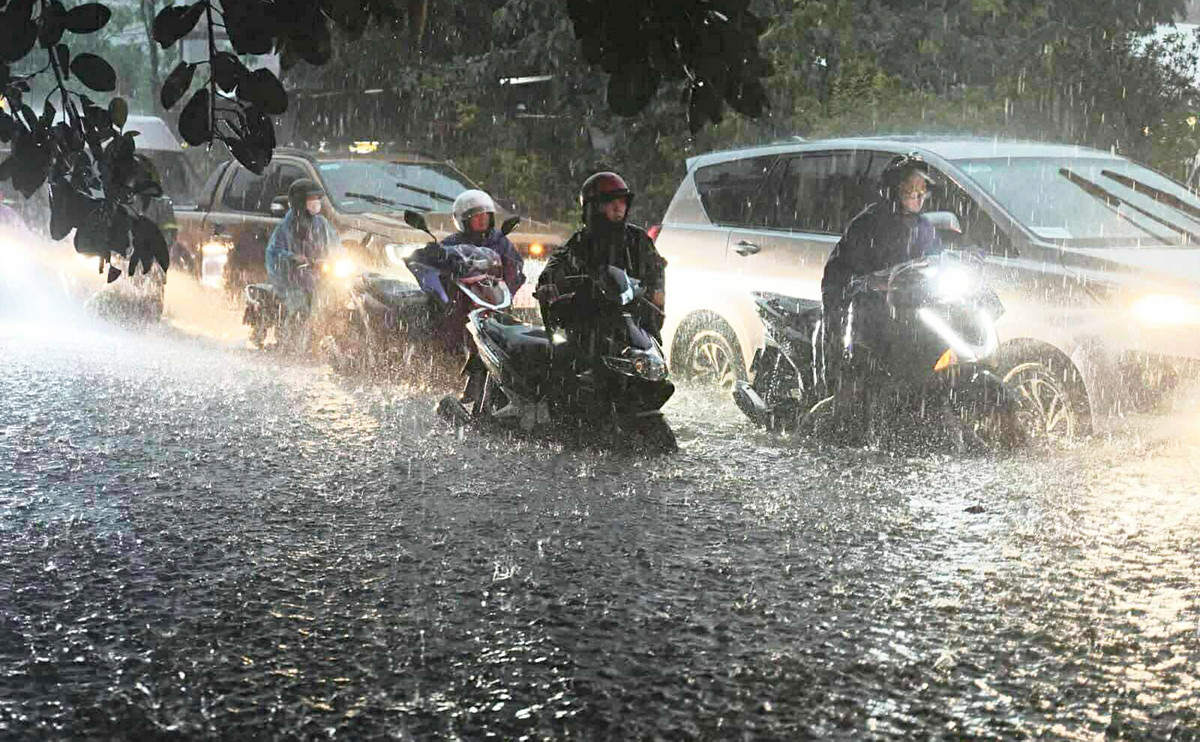 Dự báo thời tiết 15/10: Miền Bắc tiếp tục mưa lớn, nguy cơ tái diễn ngập úng