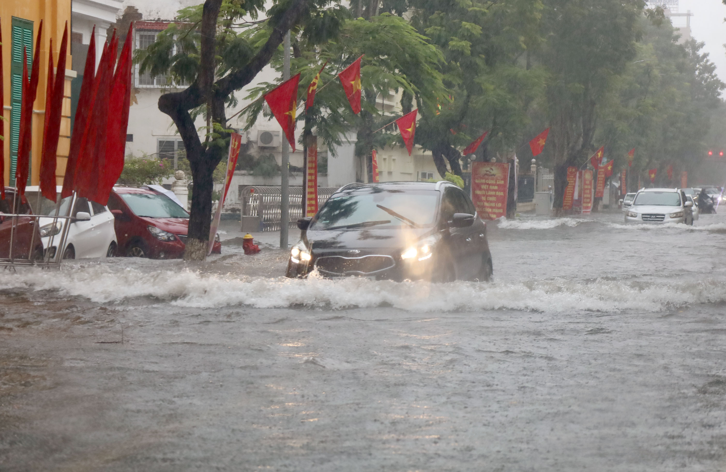 Đường phố Hải Phòng ngập gần nửa mét sau trận mưa lớn