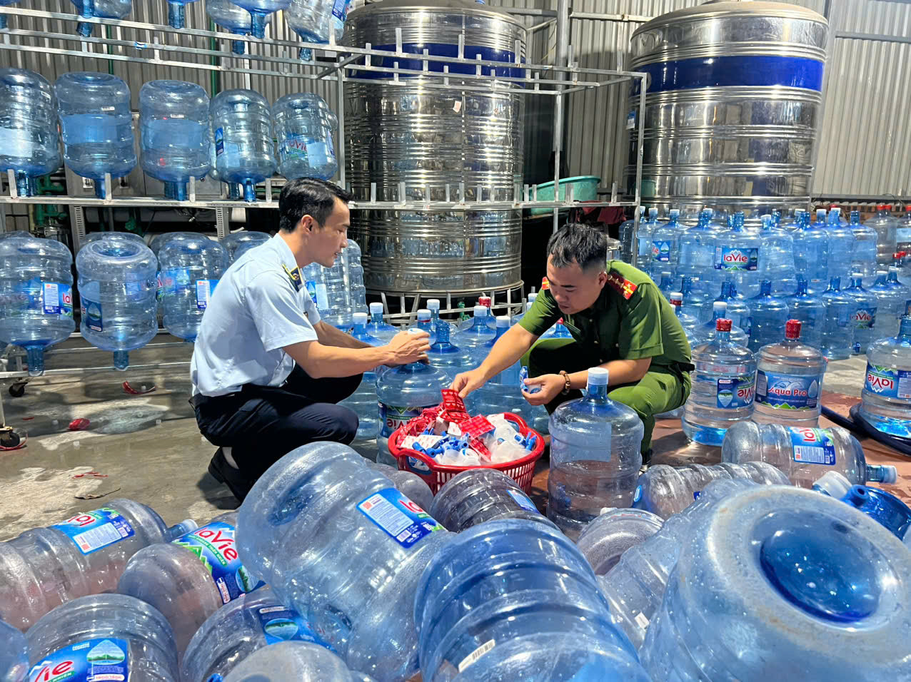 Bơm nước máy vào bình 'phù phép' thành nước Lavie giả bán khắp Hà Nội