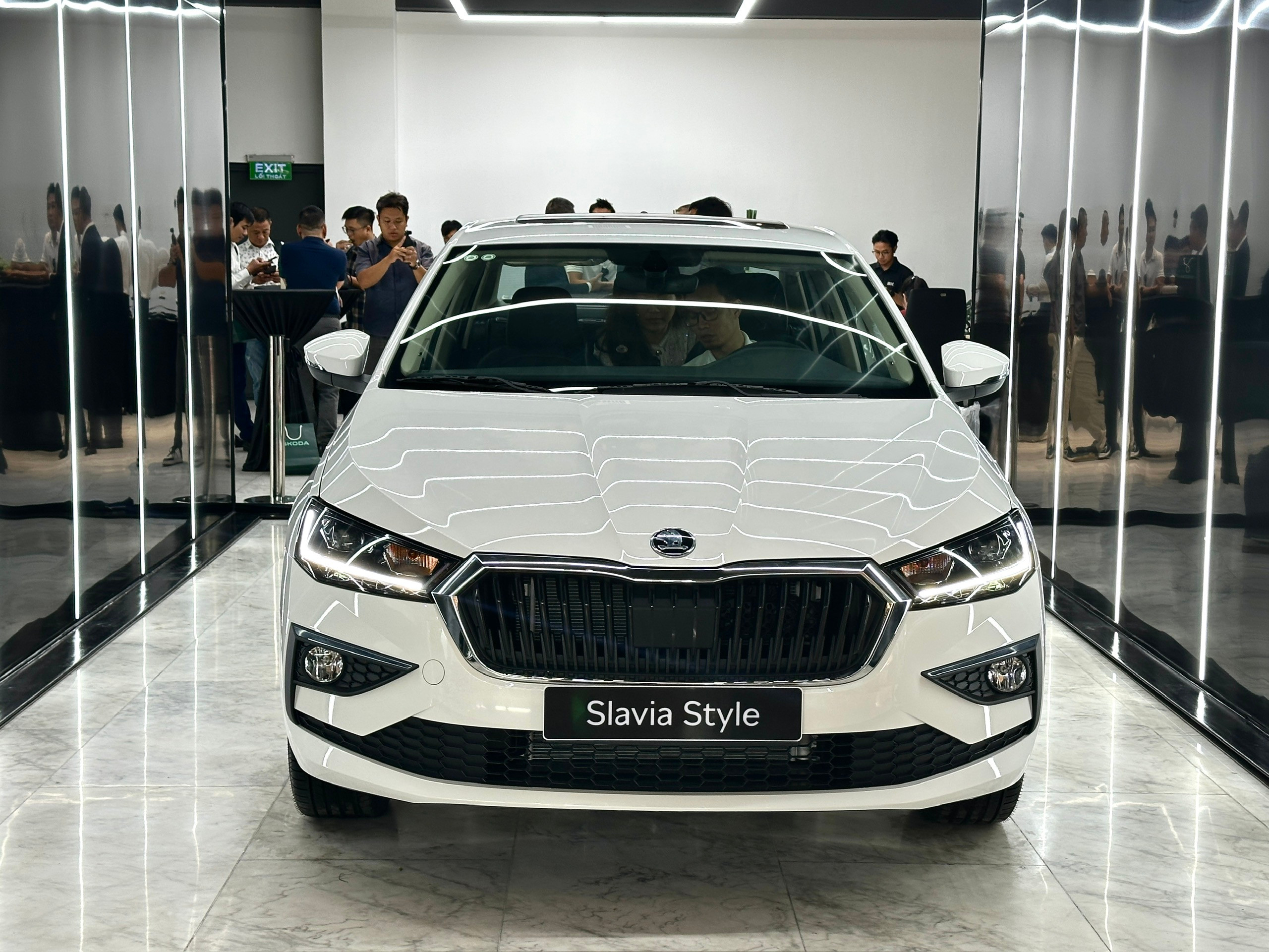 Mua xe cuối năm: Nhiều hãng 'tung' ưu đãi tới 100% lệ phí trước bạ