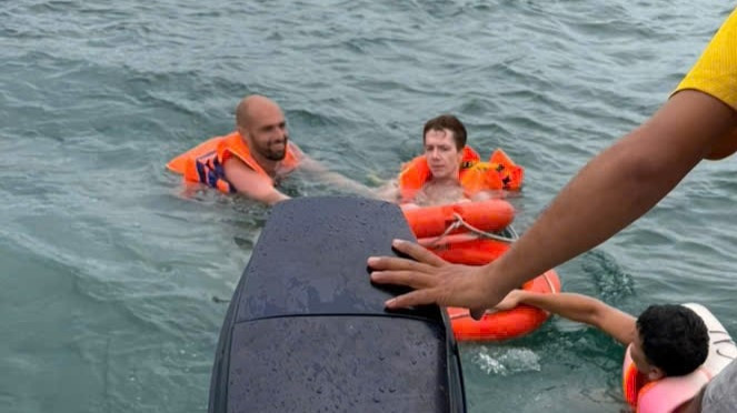 Công an cứu du khách nước ngoài đuối nước ở biển Khánh Hòa