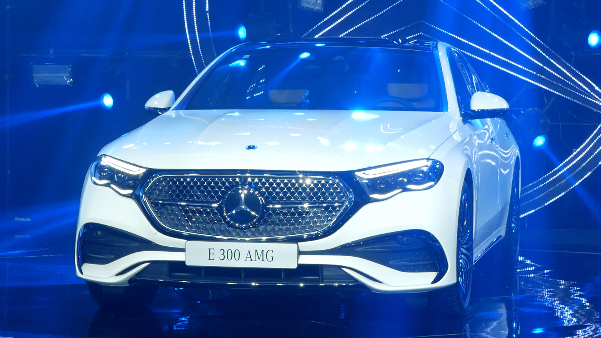 Mercedes-Benz E-Class bản mới giá cao nhất 3,2 tỷ đồng, lắp ráp tại Việt Nam