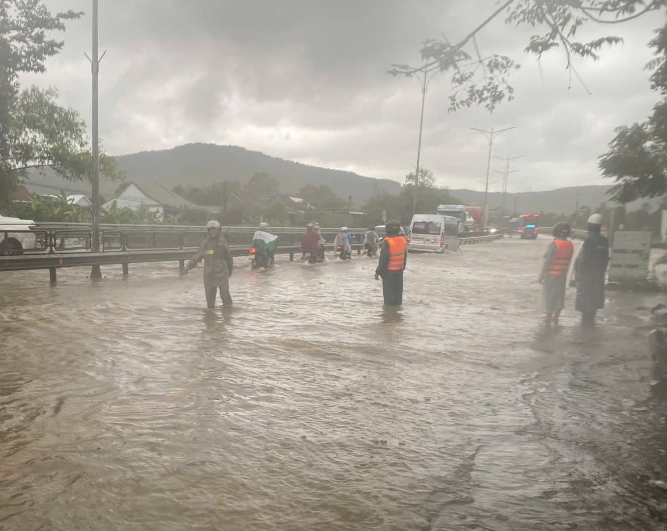 Mưa lớn gây ngập quốc lộ 1A ở Huế, đường vùng núi Quảng Trị sạt lở