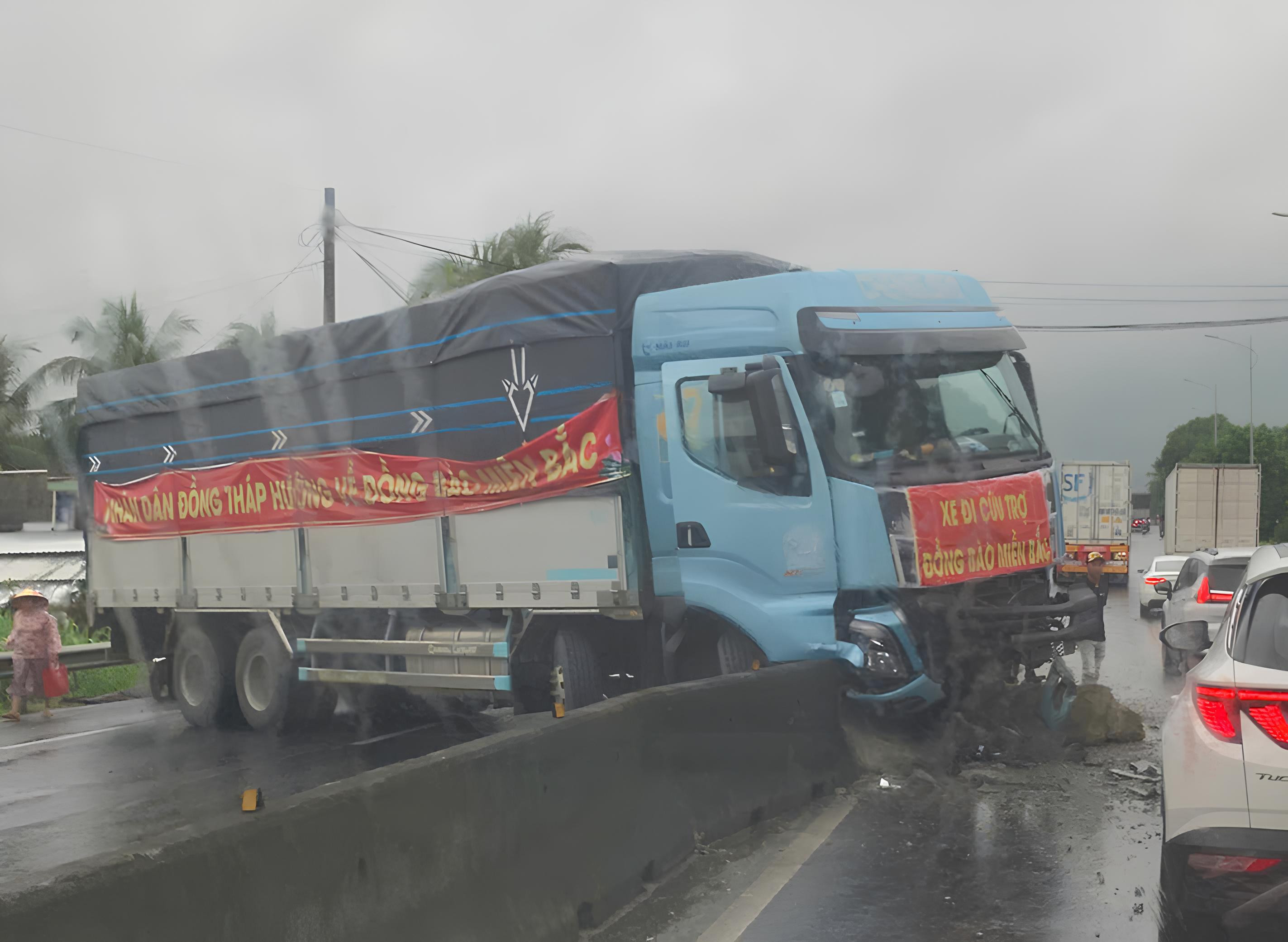 Trên đường vào vùng bão lũ,  xe cứu trợ bị tai nạn ở Đắk Lắk 