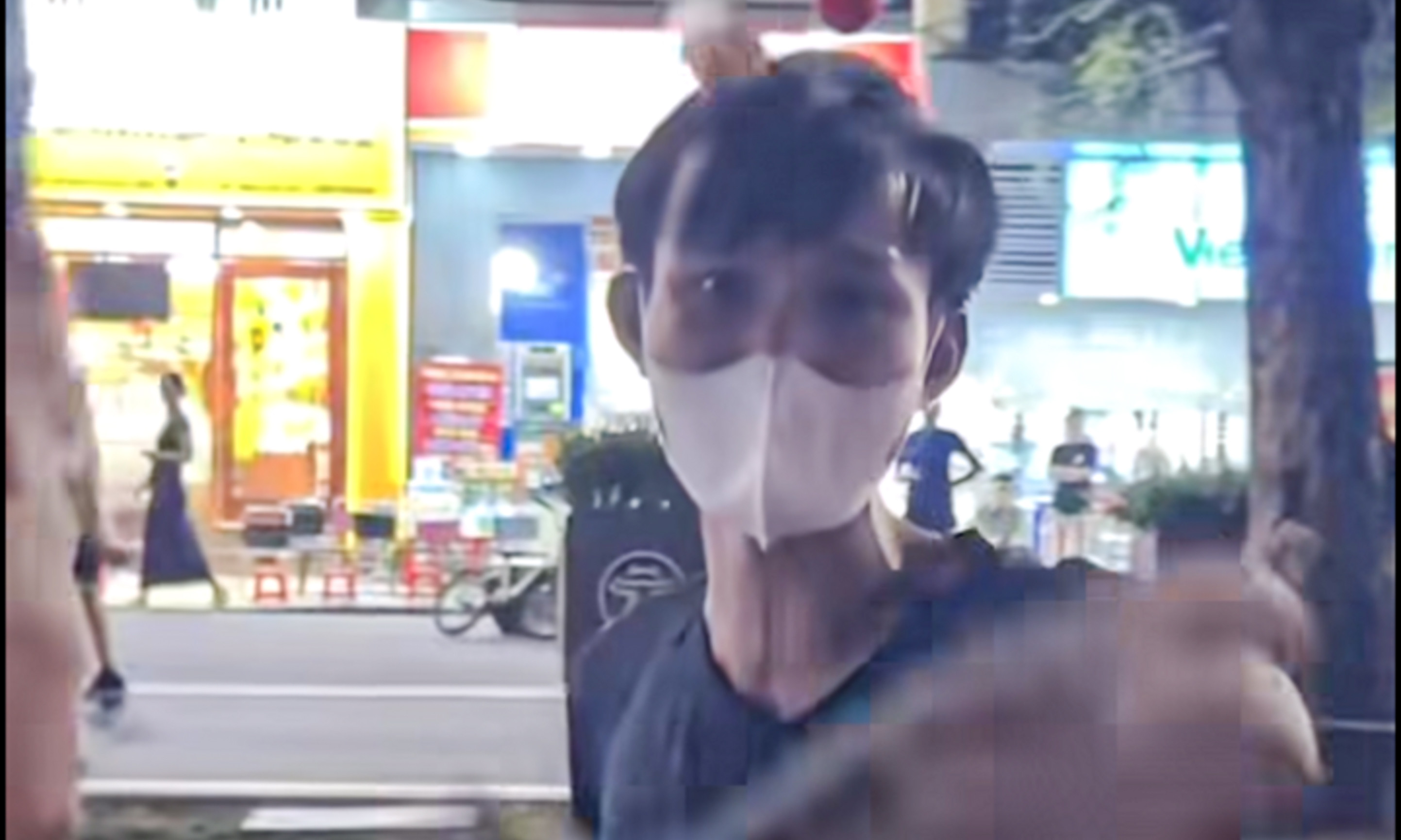 Vụ quấy rối du khách ở Hồ Gươm: Công an mời người bán hàng rong lên làm việc