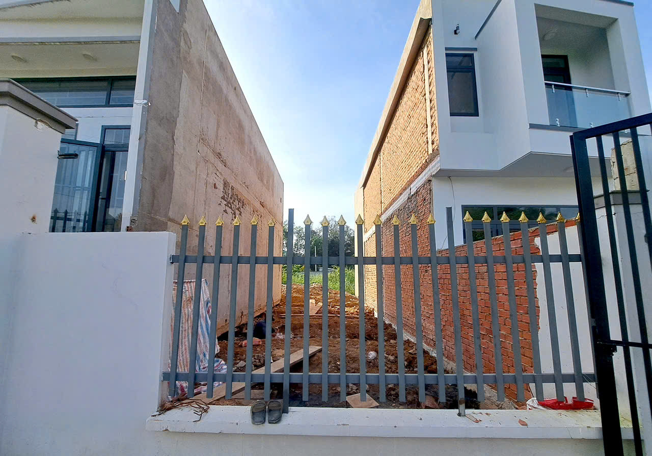 Vụ xây nhầm nhà trên đất người khác ở TP.HCM: Di dời xong ngôi nhà