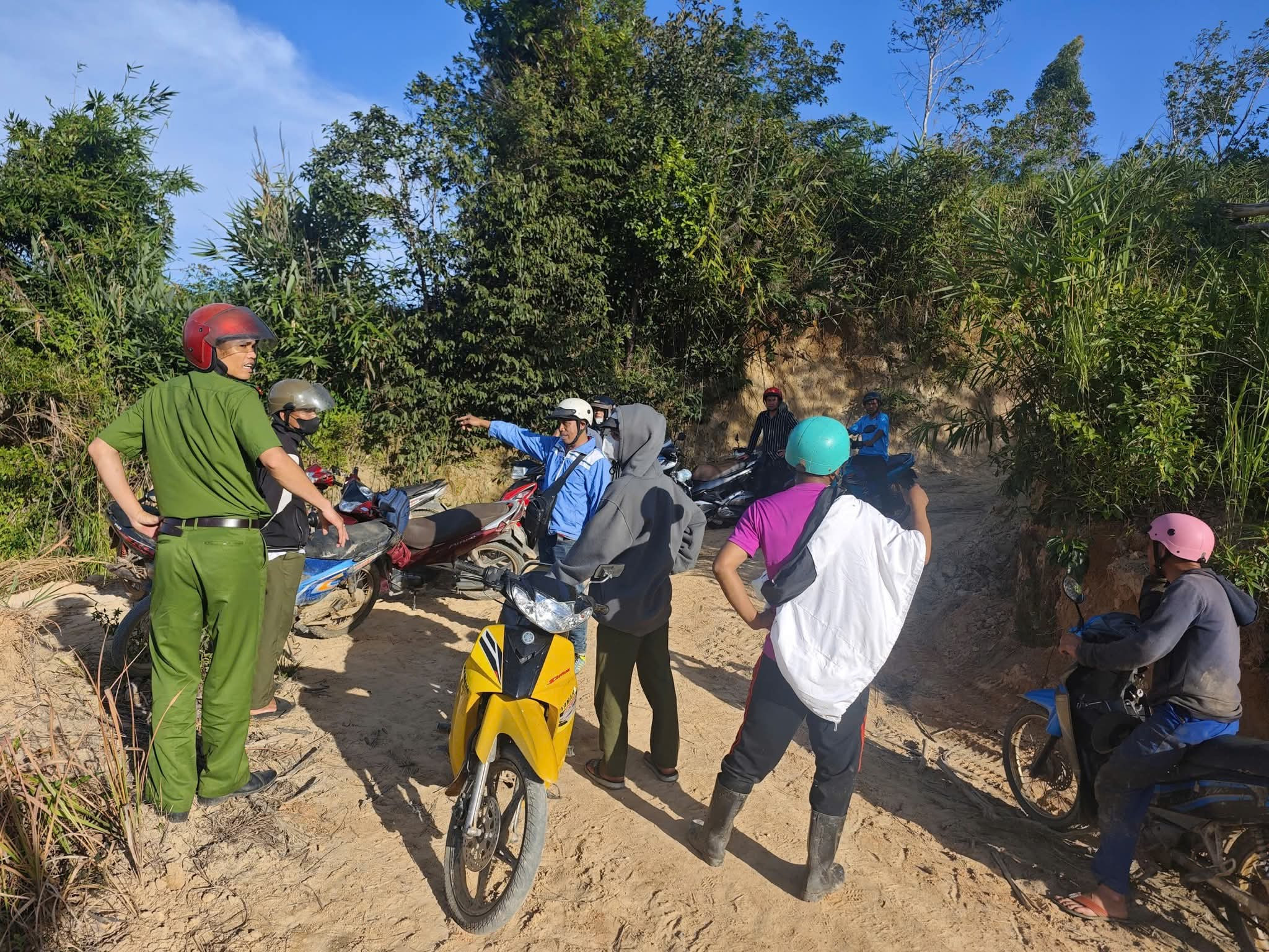 Công an xã băng rừng, vượt đồi núi tìm kiếm cụ bà 95 tuổi đi lạc