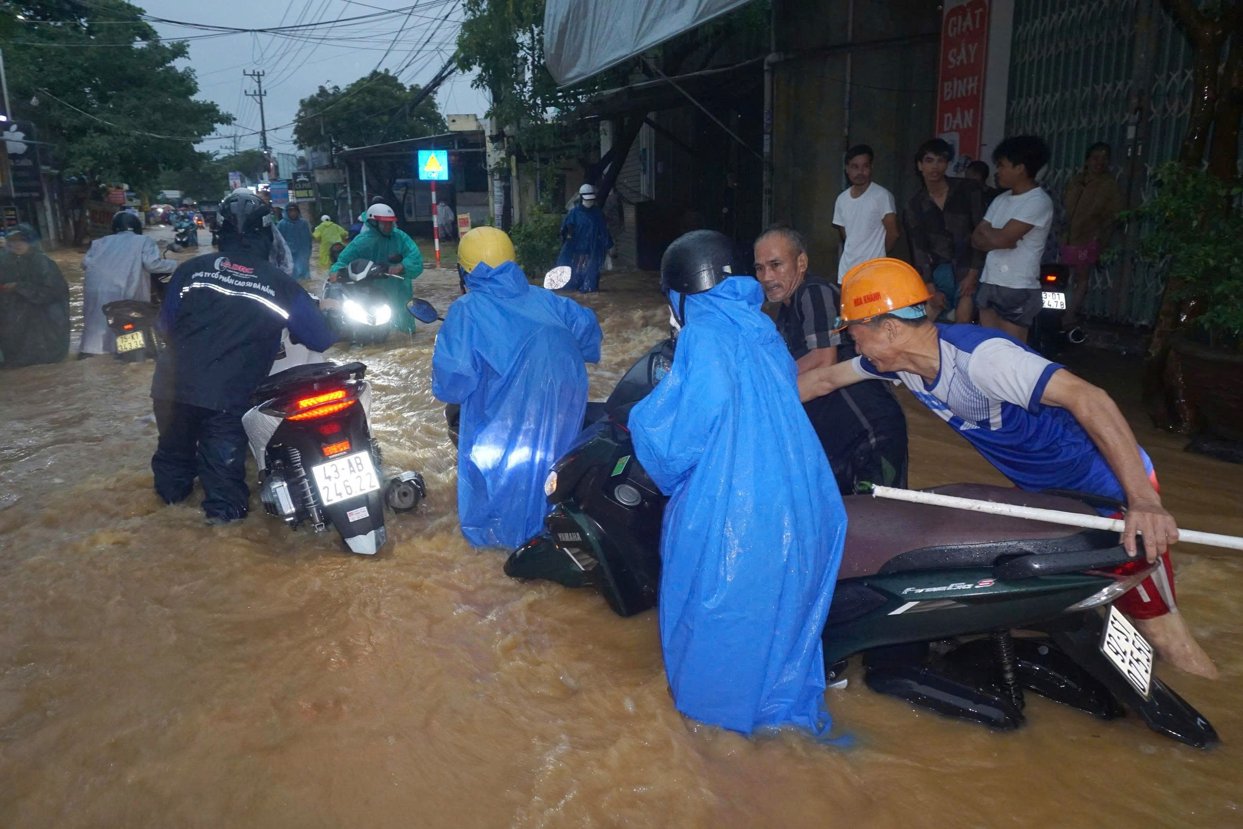 Mưa xối xả, người Đà Nẵng oằn mình đẩy xe chết máy giữa dòng nước chảy xiết