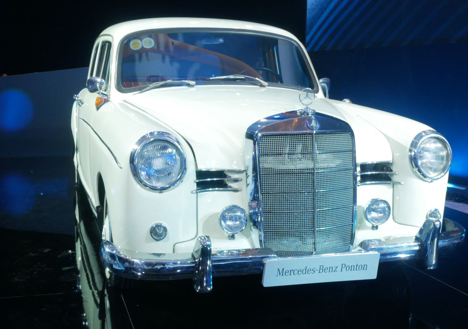 Chiêm ngưỡng 'nữ hoàng xe cổ' Mercedes-Benz 190 Ponton