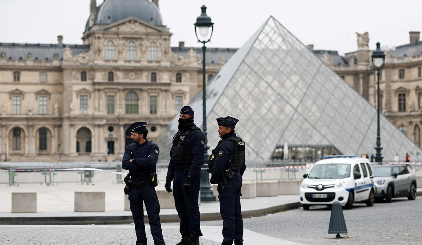 Trộm đột nhập bảo tàng Louvre, lấy đi nhiều báu vật vô giá