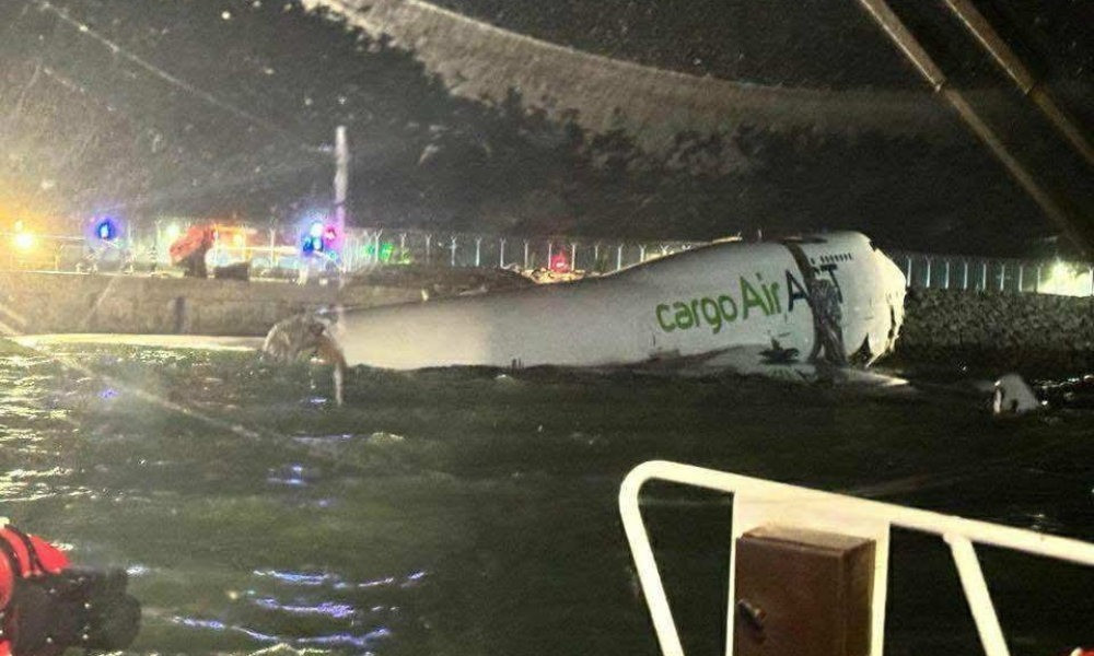 Máy bay trượt khỏi đường băng lao xuống biển ở Hong Kong 