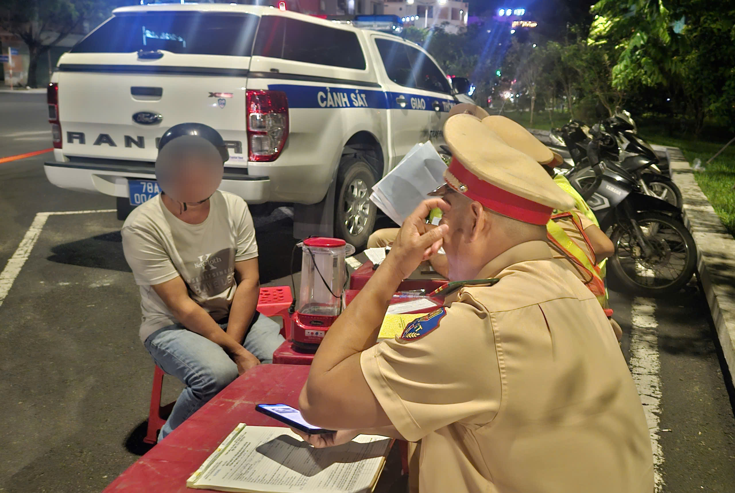 Vi phạm độ cồn, 'ma men' mếu máo 'làm cả ngày được 300 nghìn, nộp phạt 7 triệu'