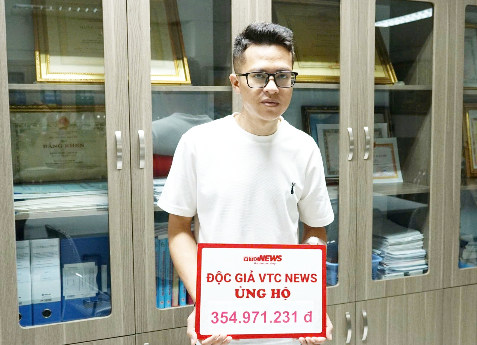 Trao hơn 354 triệu đồng đến bác sĩ bị suy thận giai đoạn cuối