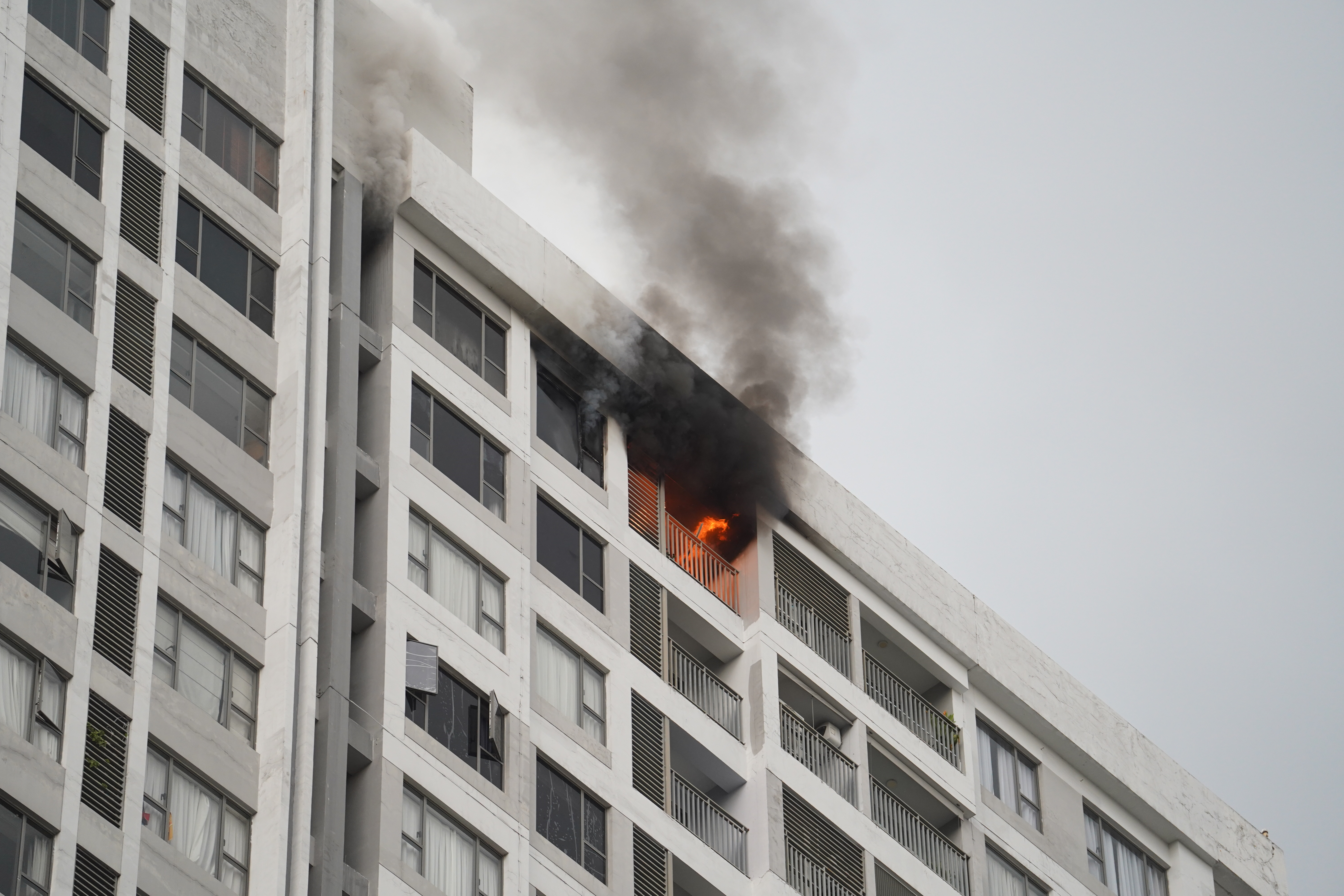 Vụ cháy căn hộ chung cư ở TP.HCM: Cứu 2 người, hướng dẫn 300 cư dân thoát nạn