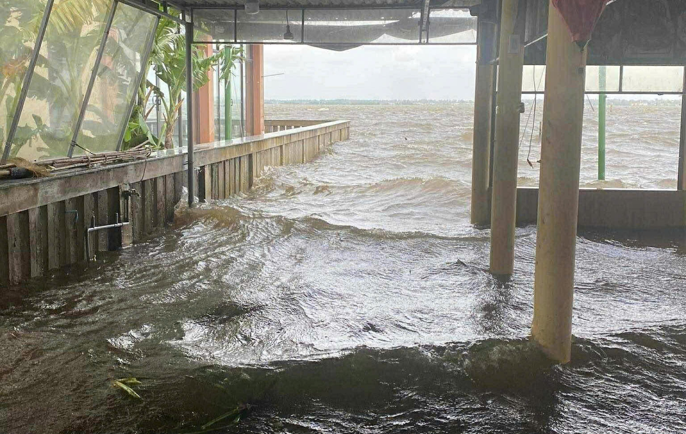 Chưa đổ bộ, bão số 12 đã gây triều cường, nhiều nơi ven phá Tam Giang ngập sâu