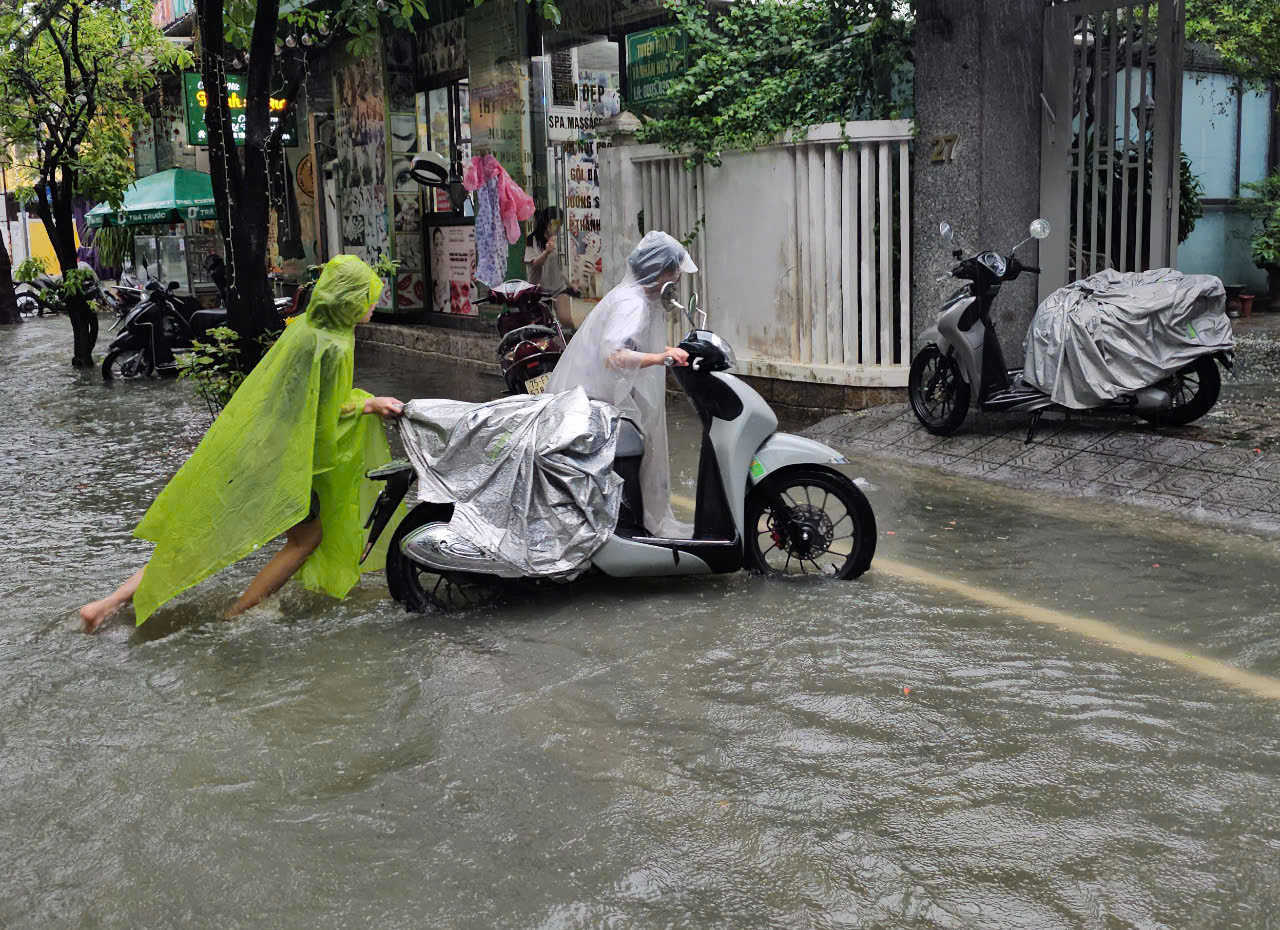 Vì sao bão Fengshen cường độ không mạnh nhưng vẫn gây mưa lớn ở miền Trung?