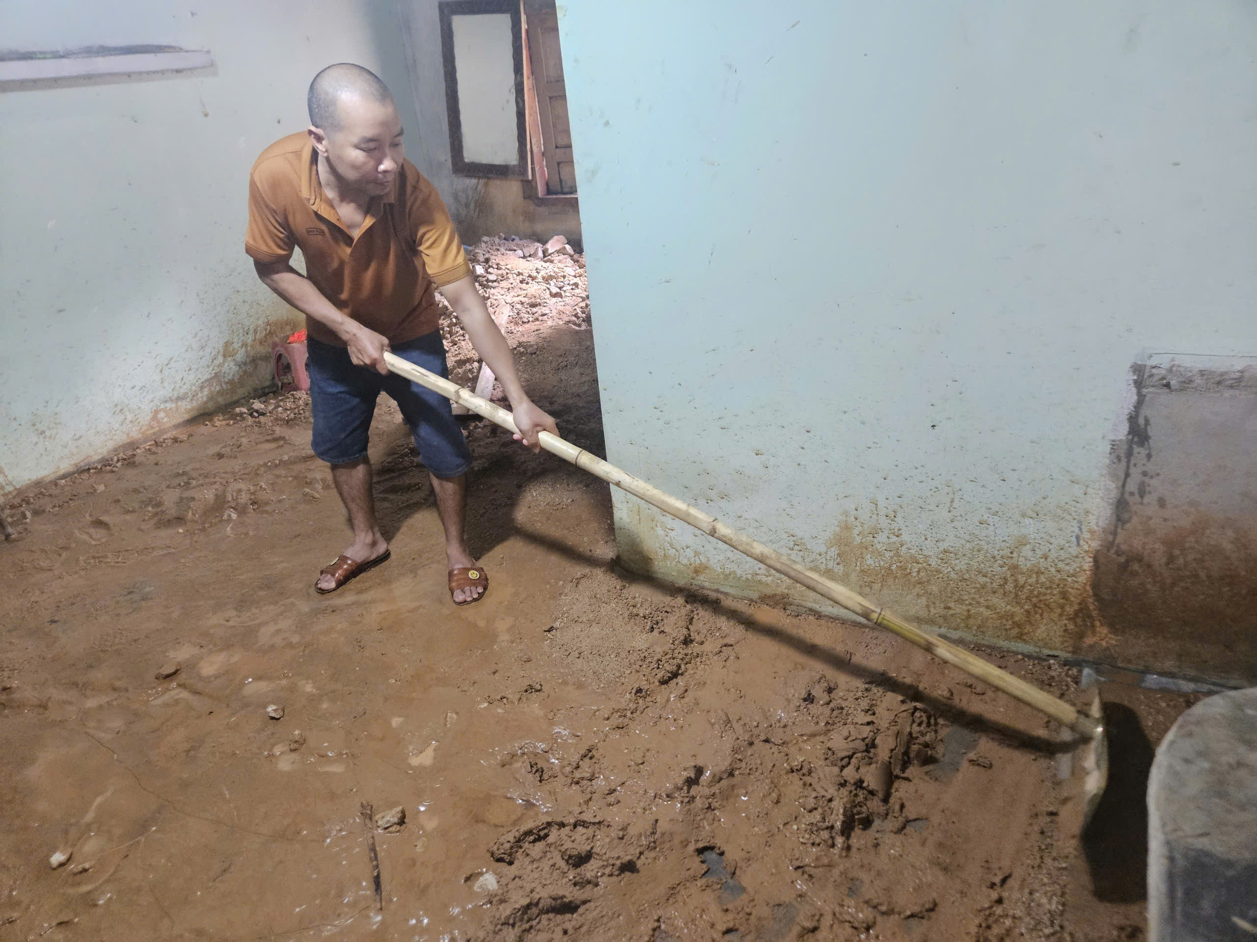 Người dân Đắk Lắk chật vật dọn bùn đất từ dự án cao tốc tràn đầy nhà