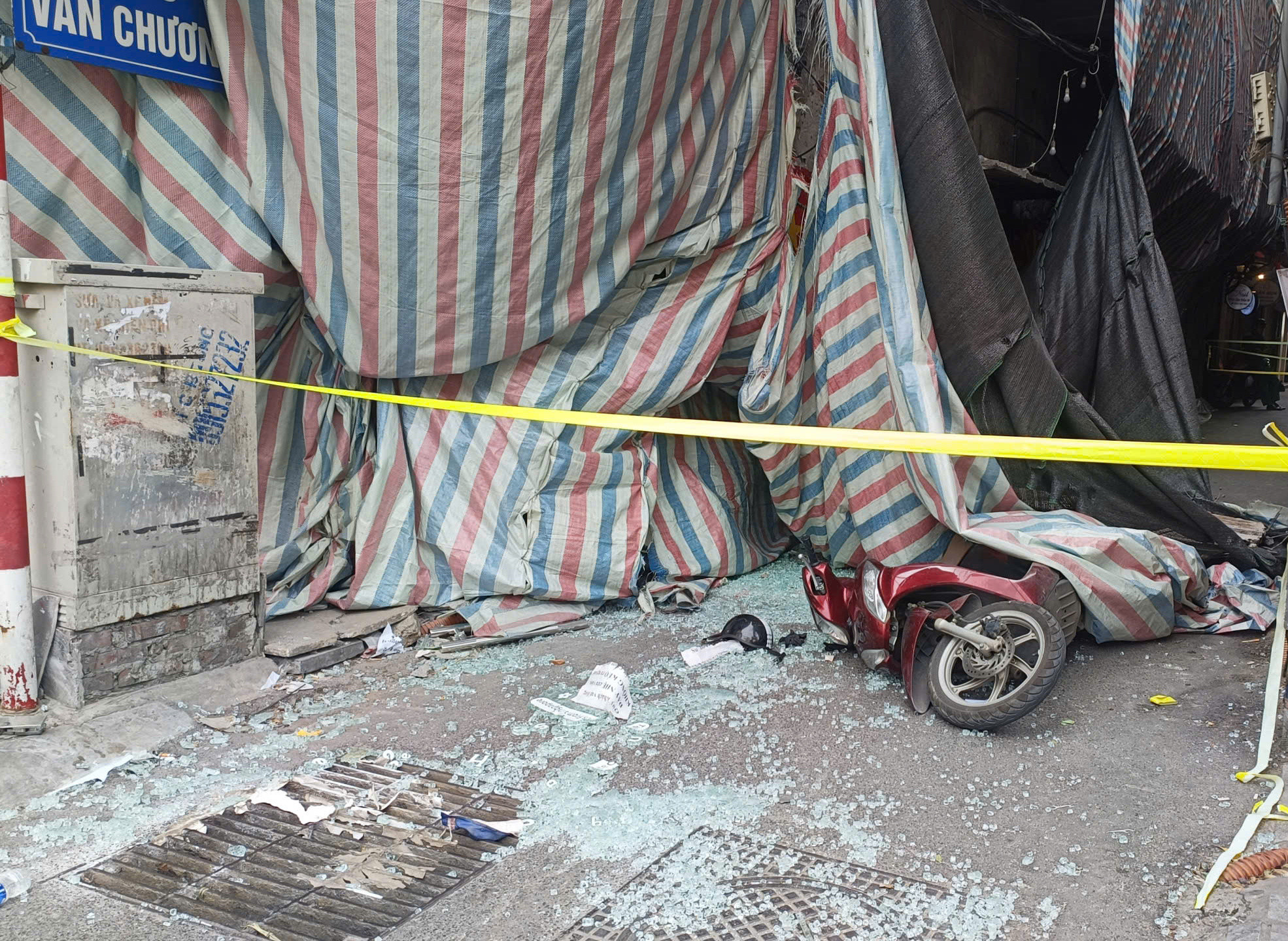 Rơi bê tông, kính khiến 2 người thương vong: Thông tin mới nhất