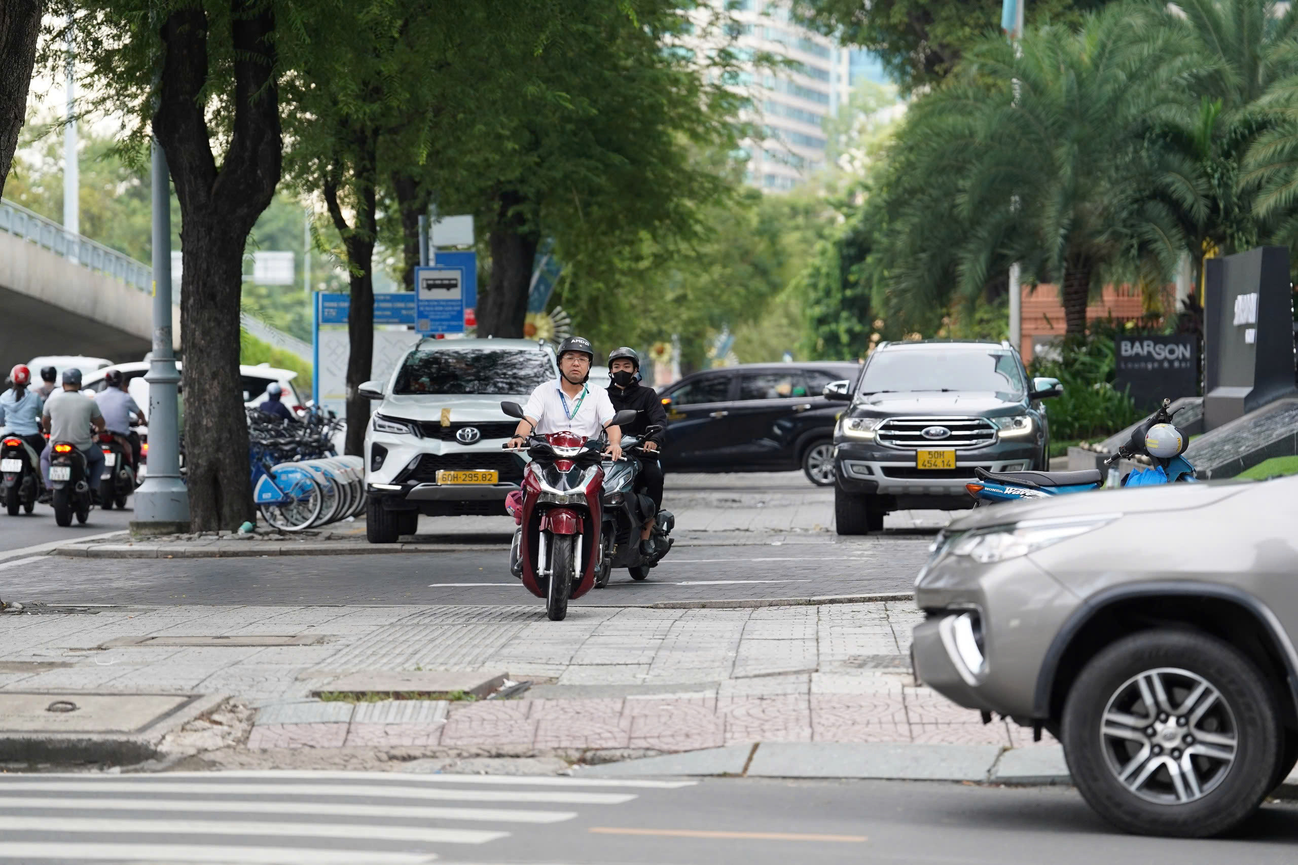 Hơn 3.400 xe máy leo vỉa hè bị xử lý ở TP.HCM, vi phạm giao thông giảm rõ