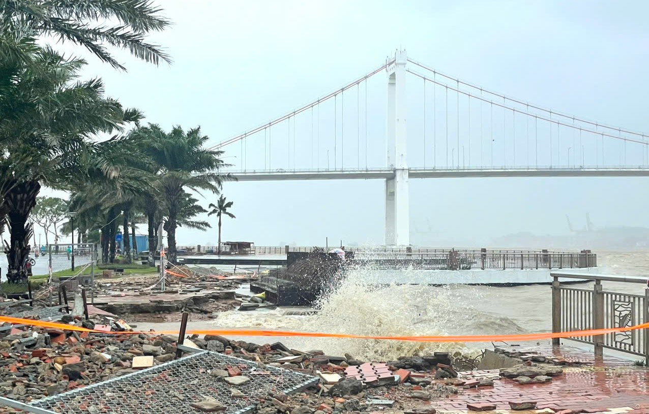 Cận cảnh sóng lớn cuộn trào công phá bờ kè, đánh nát vỉa hè ven sông Hàn