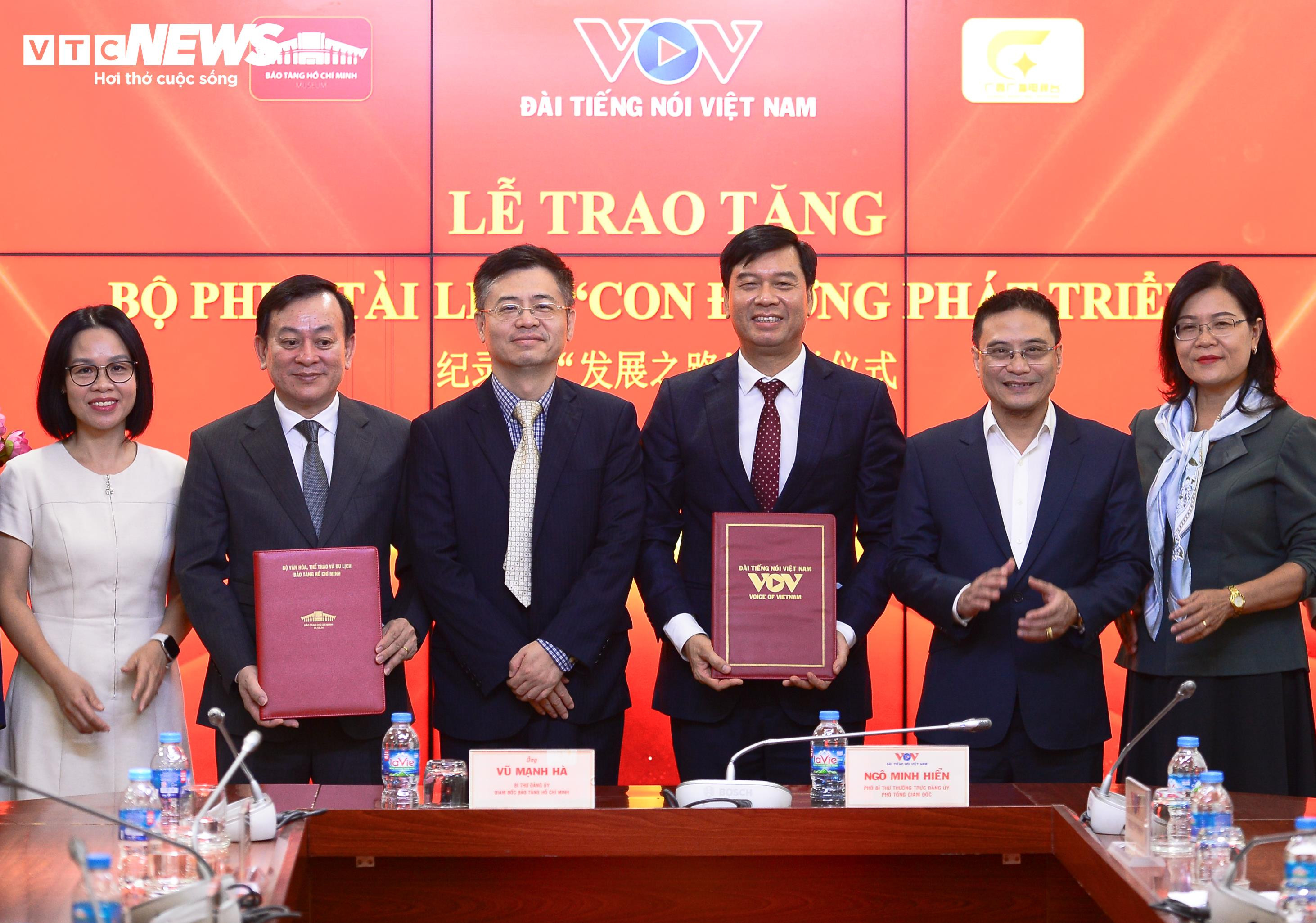 VOV trao tặng Bảo tàng Hồ Chí Minh phim tài liệu 'Con đường phát triển' - 6